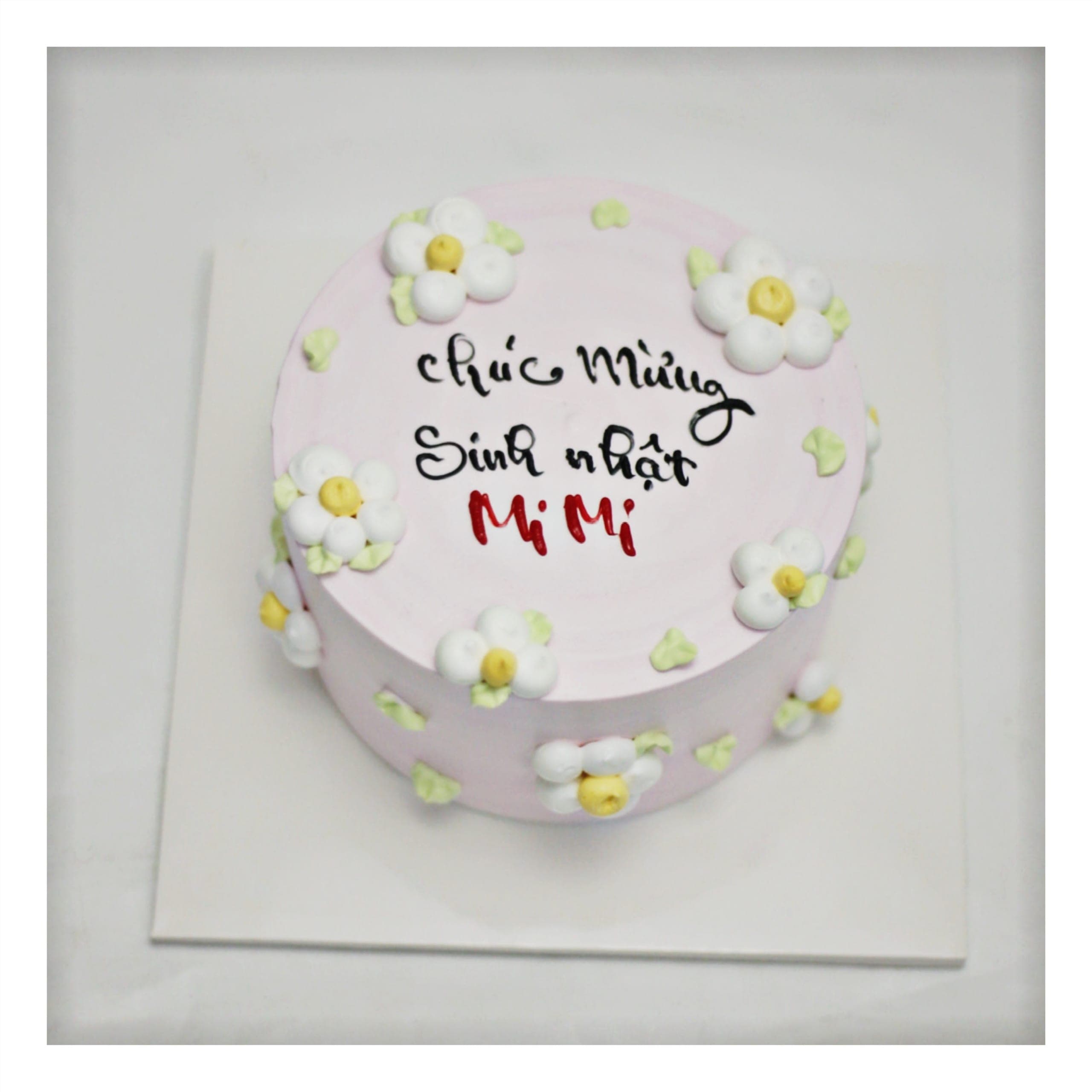 Bánh kem hồng trang trí hoa trắng xinh xắn