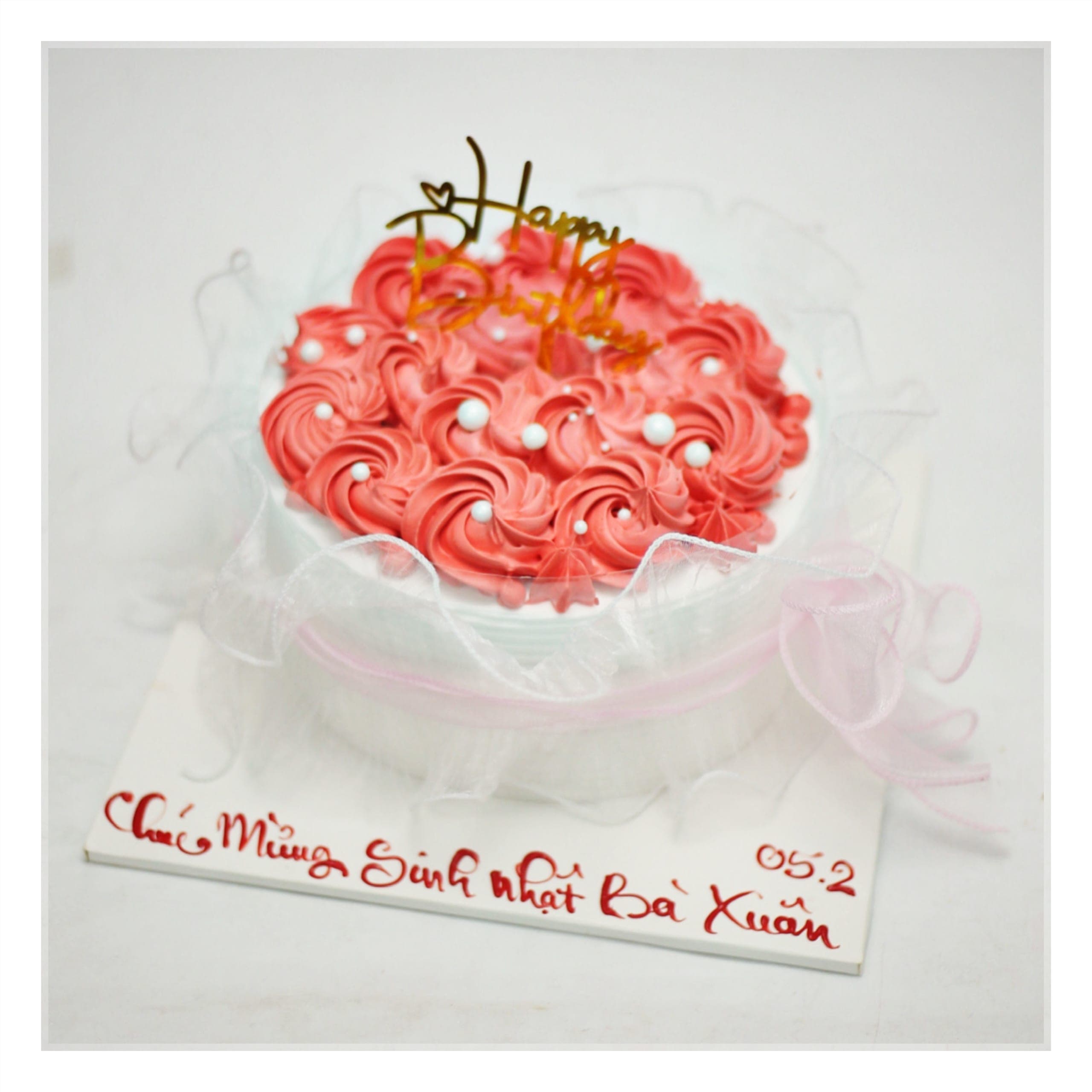 Bánh hoa kem đỏ rực rỡ mừng sinh nhật