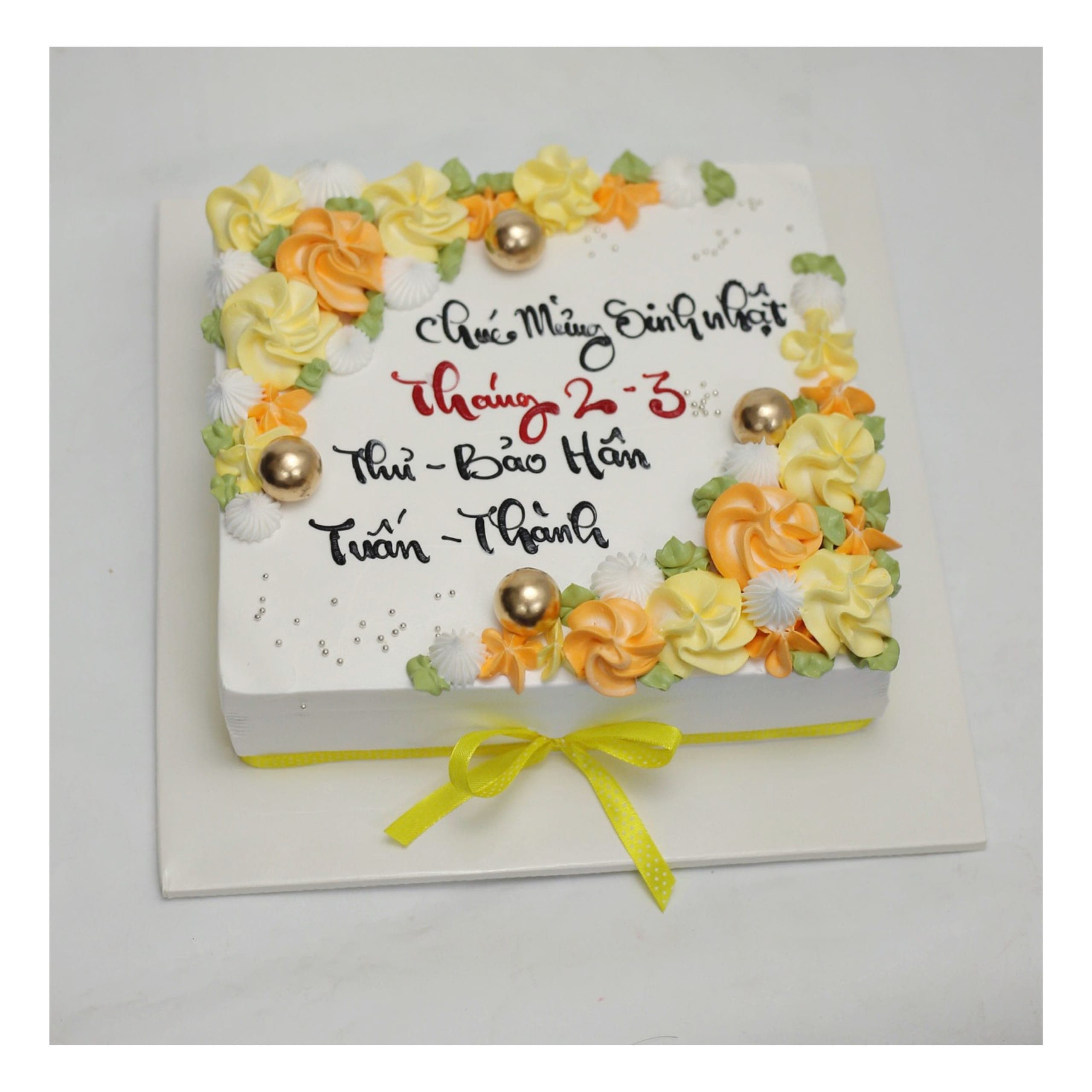 Bánh kem vuông hoa vàng cam chúc mừng sinh nhật