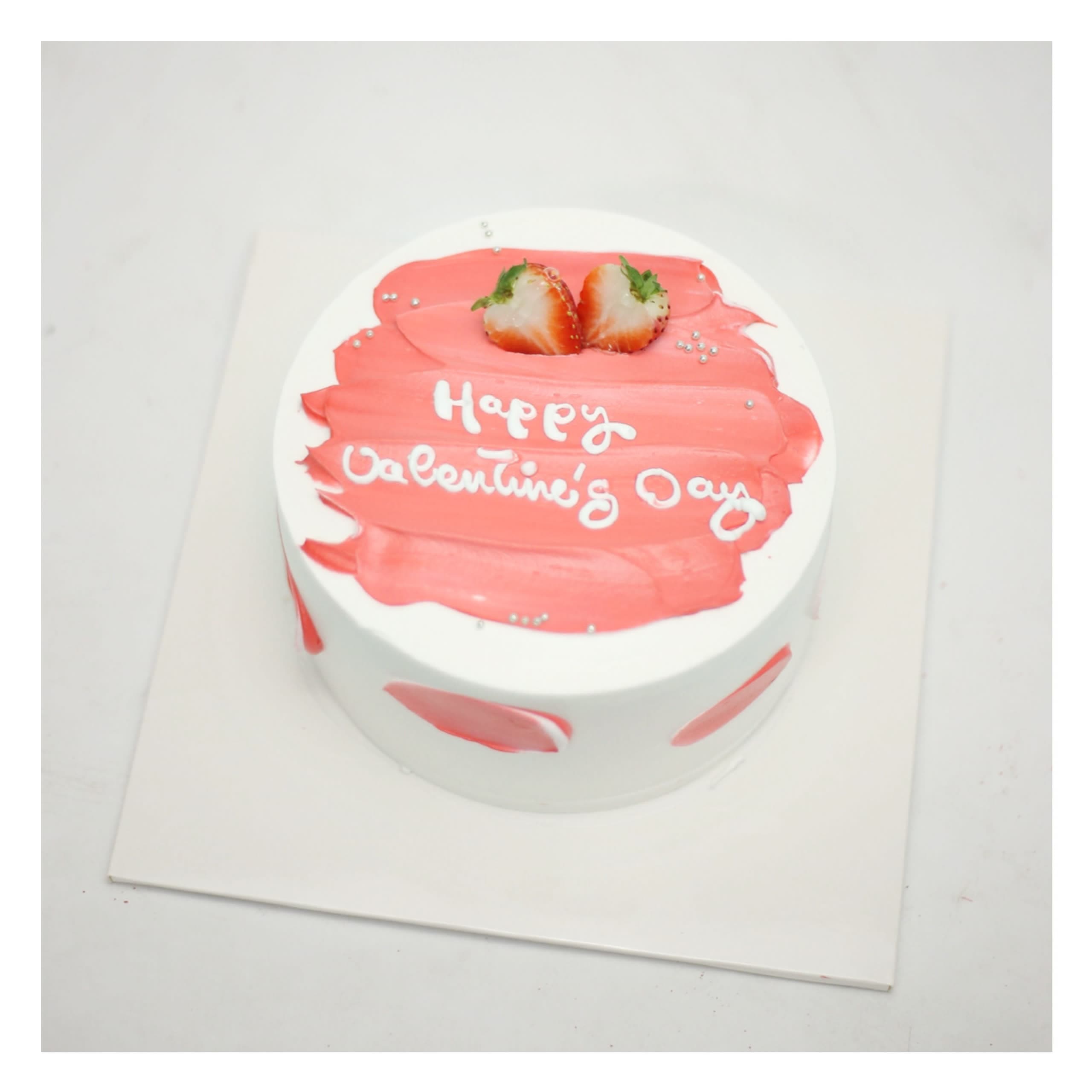 Bánh kem Valentine loang màu đỏ dâu tây