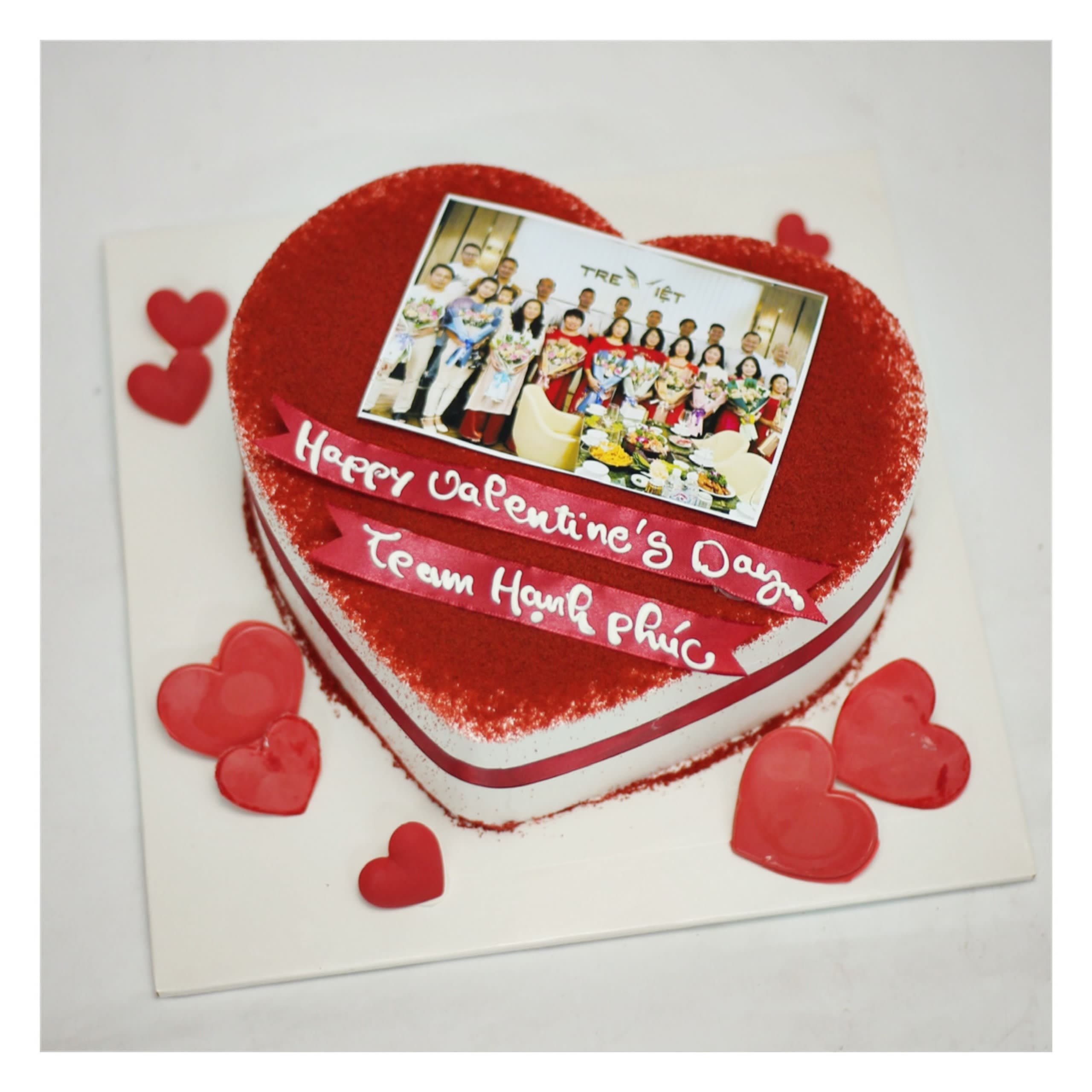 Bánh trái tim đỏ in hình tập thể ý nghĩa