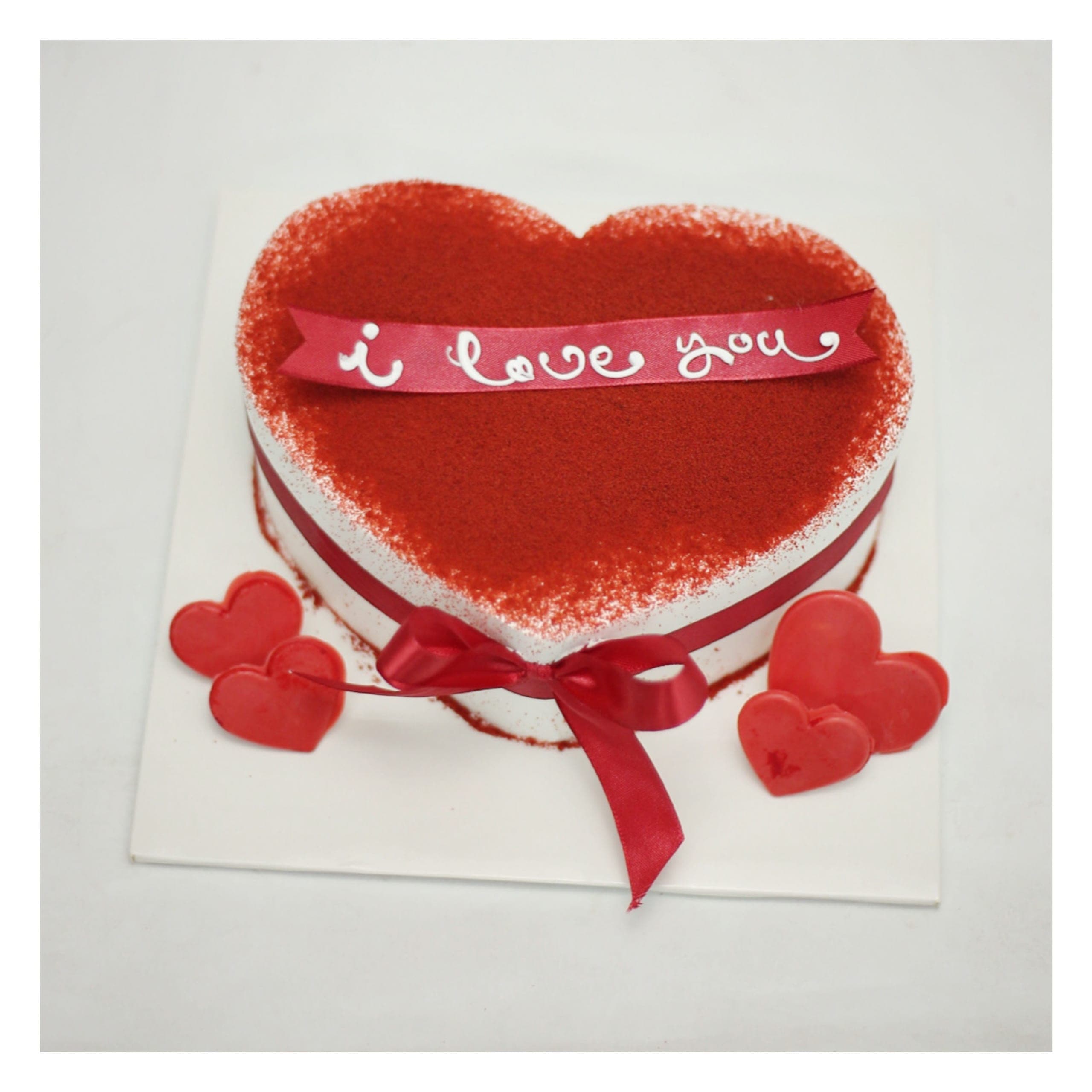 Bánh trái tim đỏ phủ bột nhung tối giản