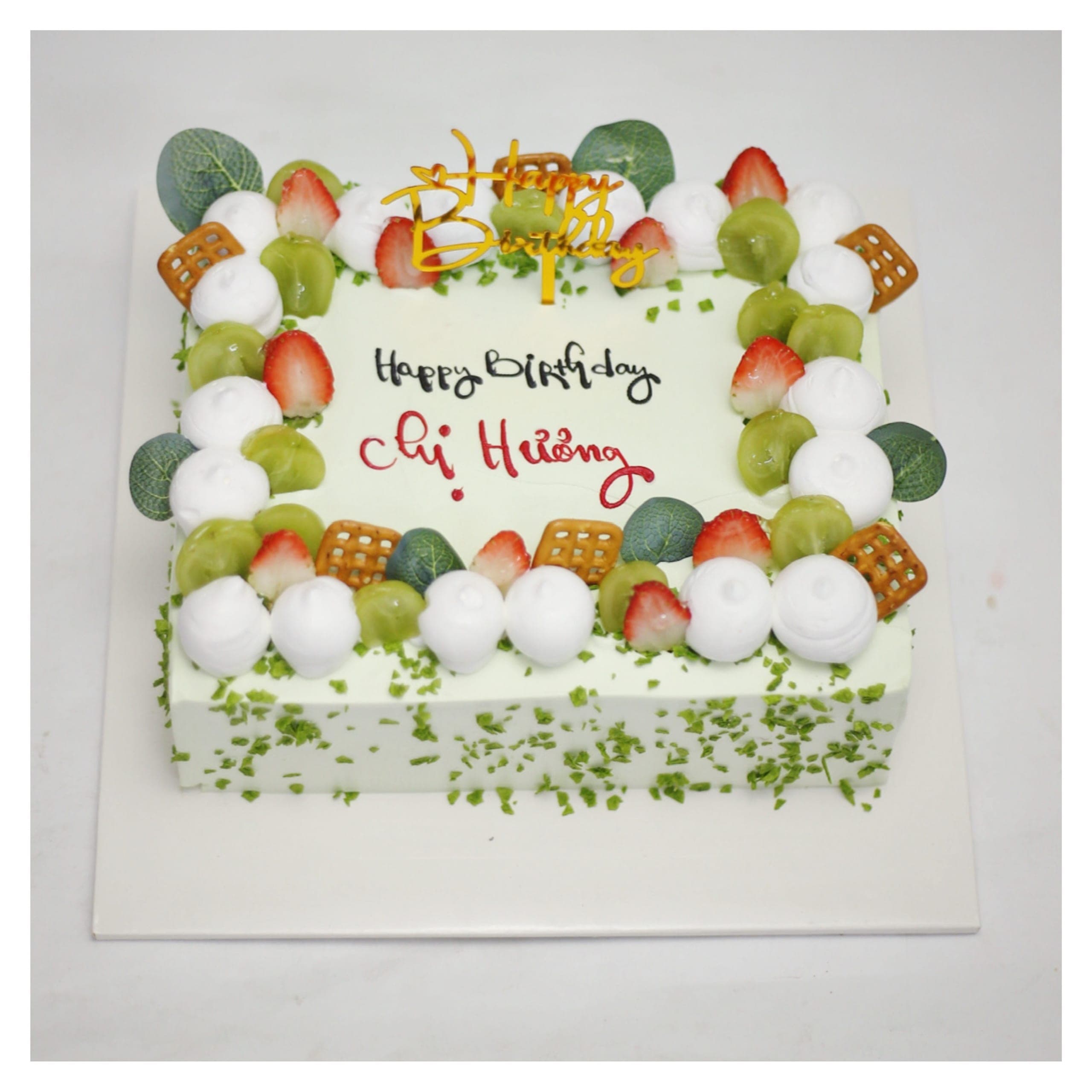 Bánh kem vuông màu xanh trang trí trái cây tươi