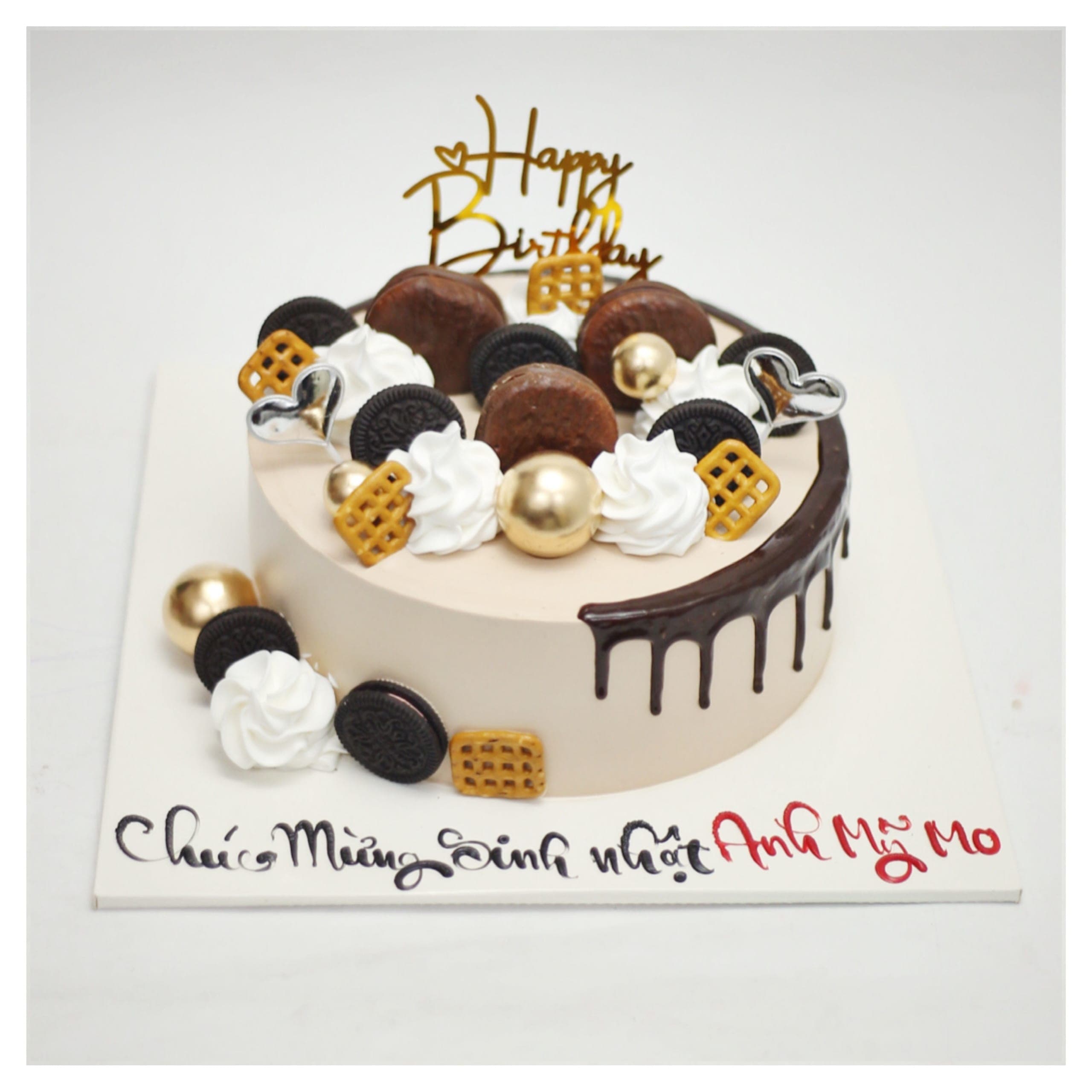 Bánh kem socola trang trí bánh quy và kẹo