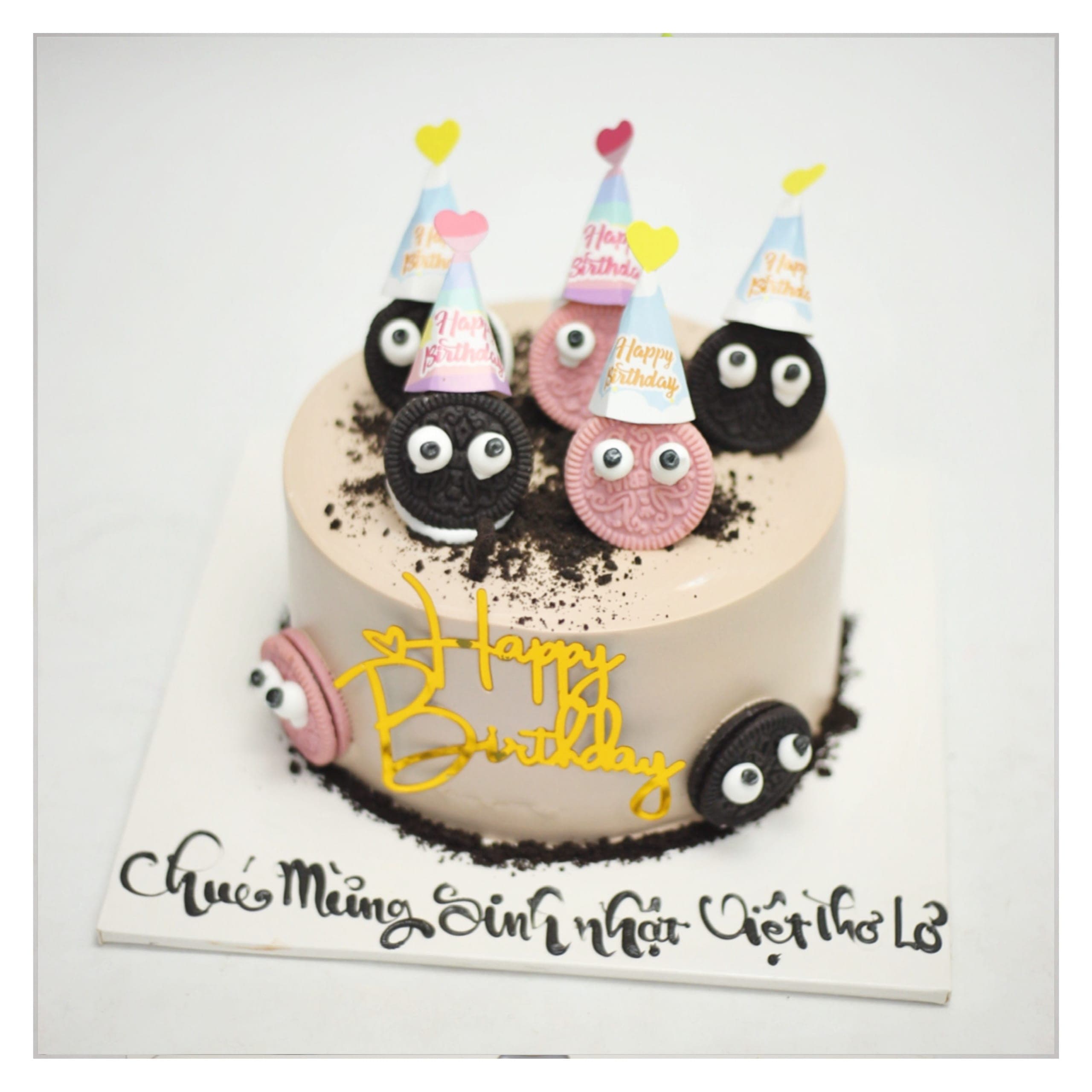 Bánh kem socola tạo hình nhân vật đội mũ