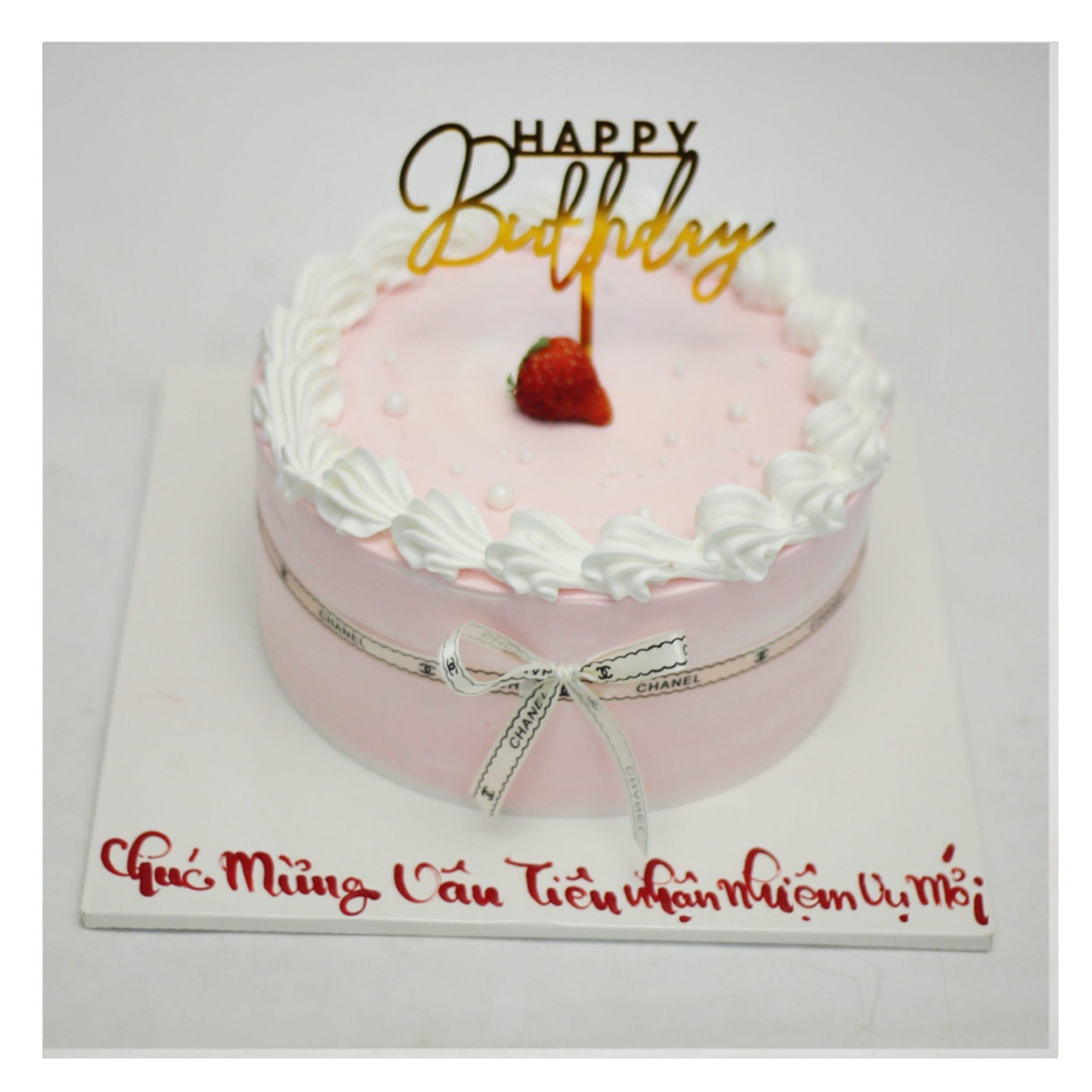 Bánh kem hồng tối giản gắn nơ Chanel