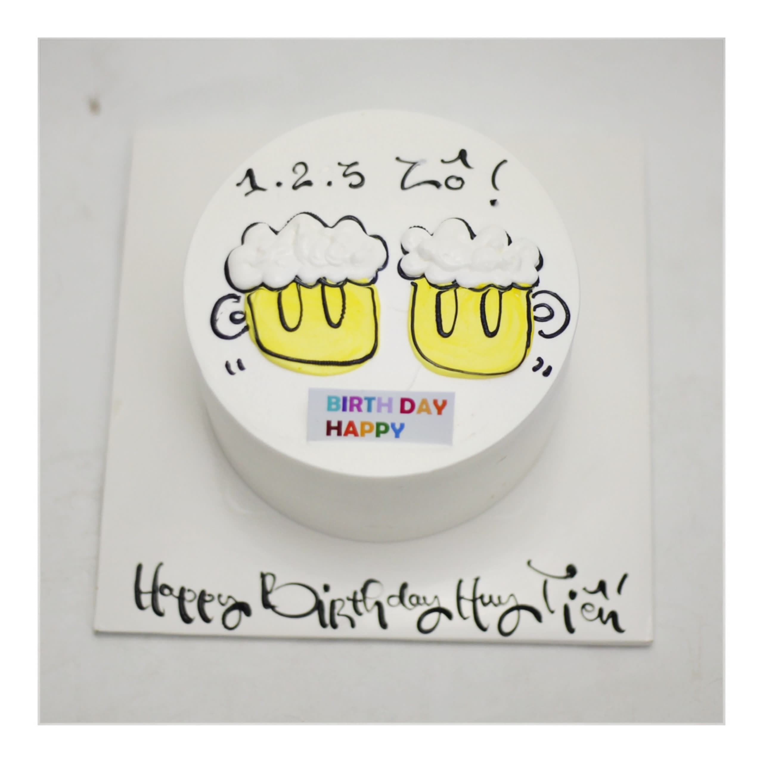 Bánh kem trang trí hai cốc bia mát lạnh