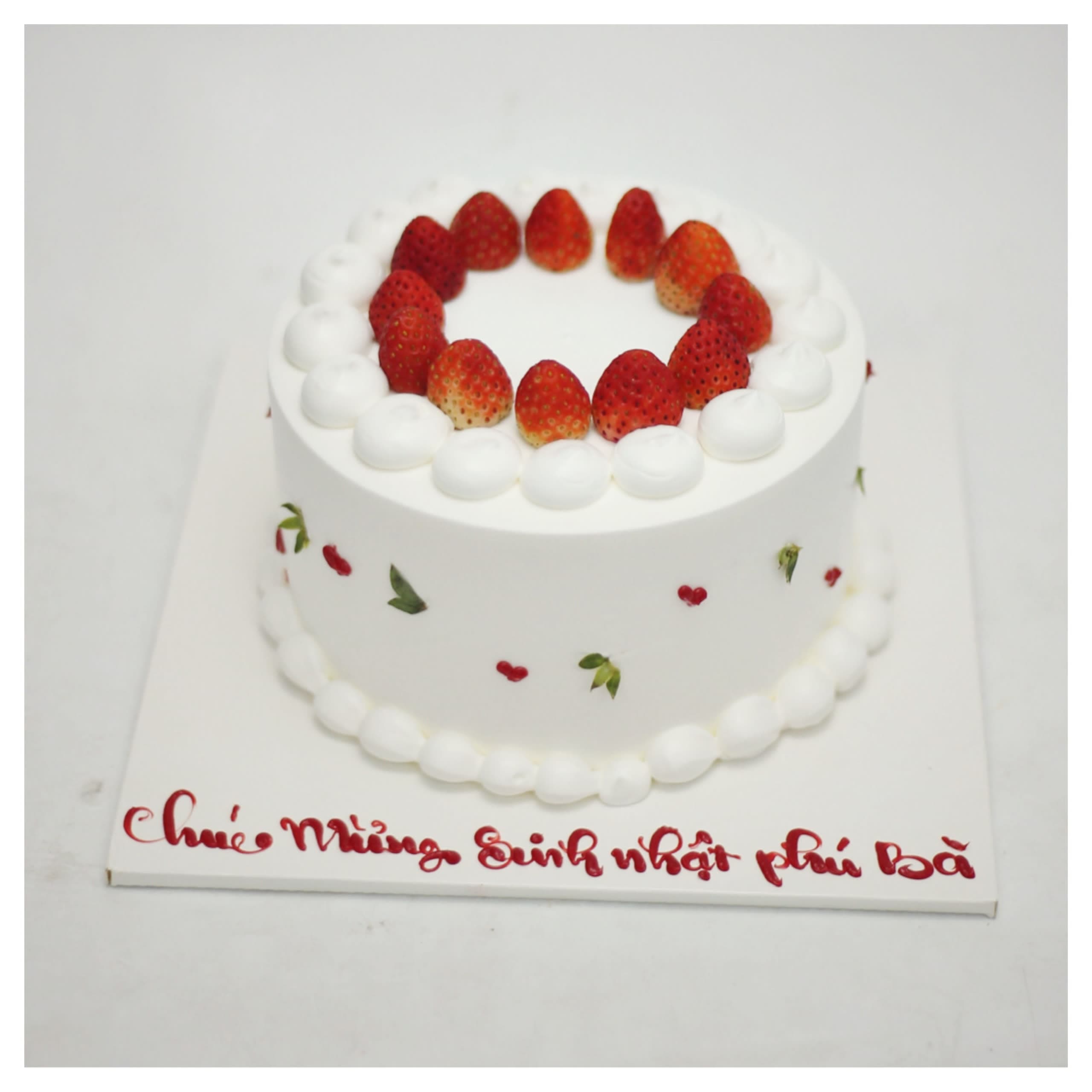 Bánh kem dâu tây tươi sang trọng