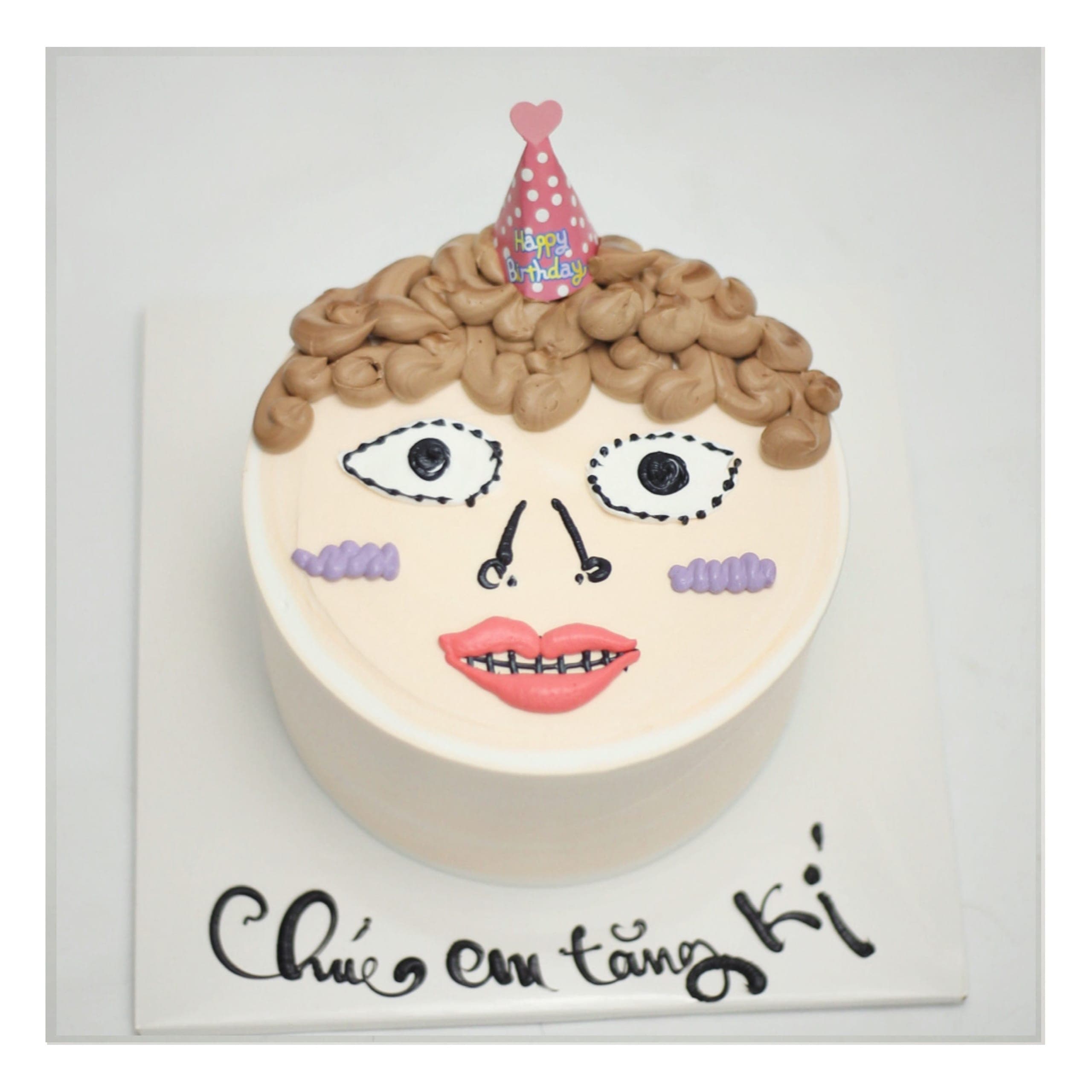 Bánh kem vẽ mặt hài hước đội mũ