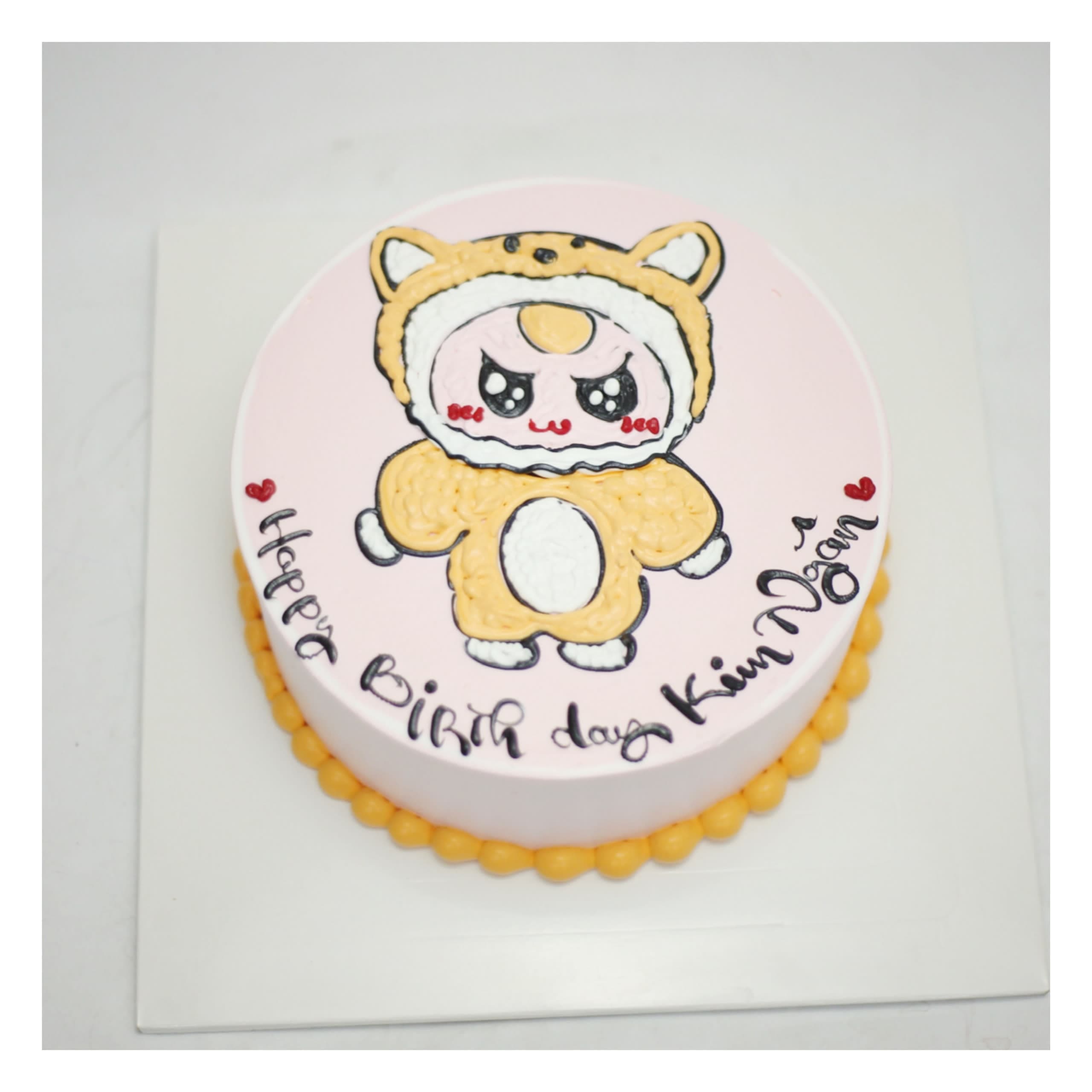 Bánh kem vẽ chibi trong bộ đồ thú