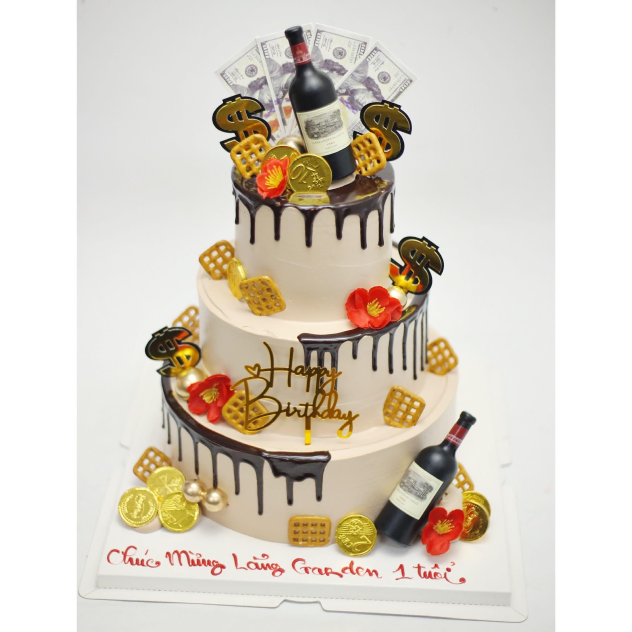 Bánh kem ba tầng trang trí rượu vang và tiền đô