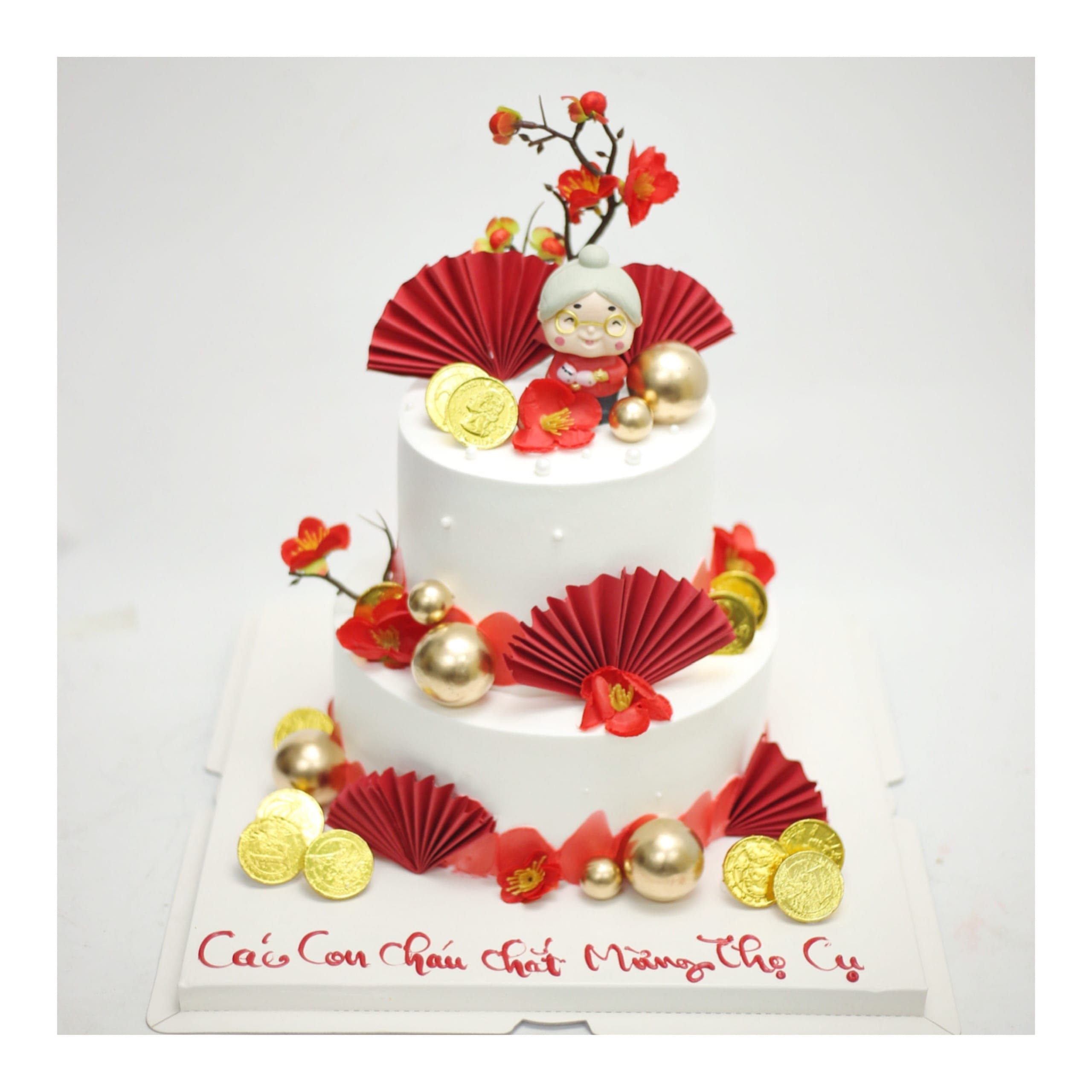 Bánh kem mừng thọ bà với chi tiết hoa mai