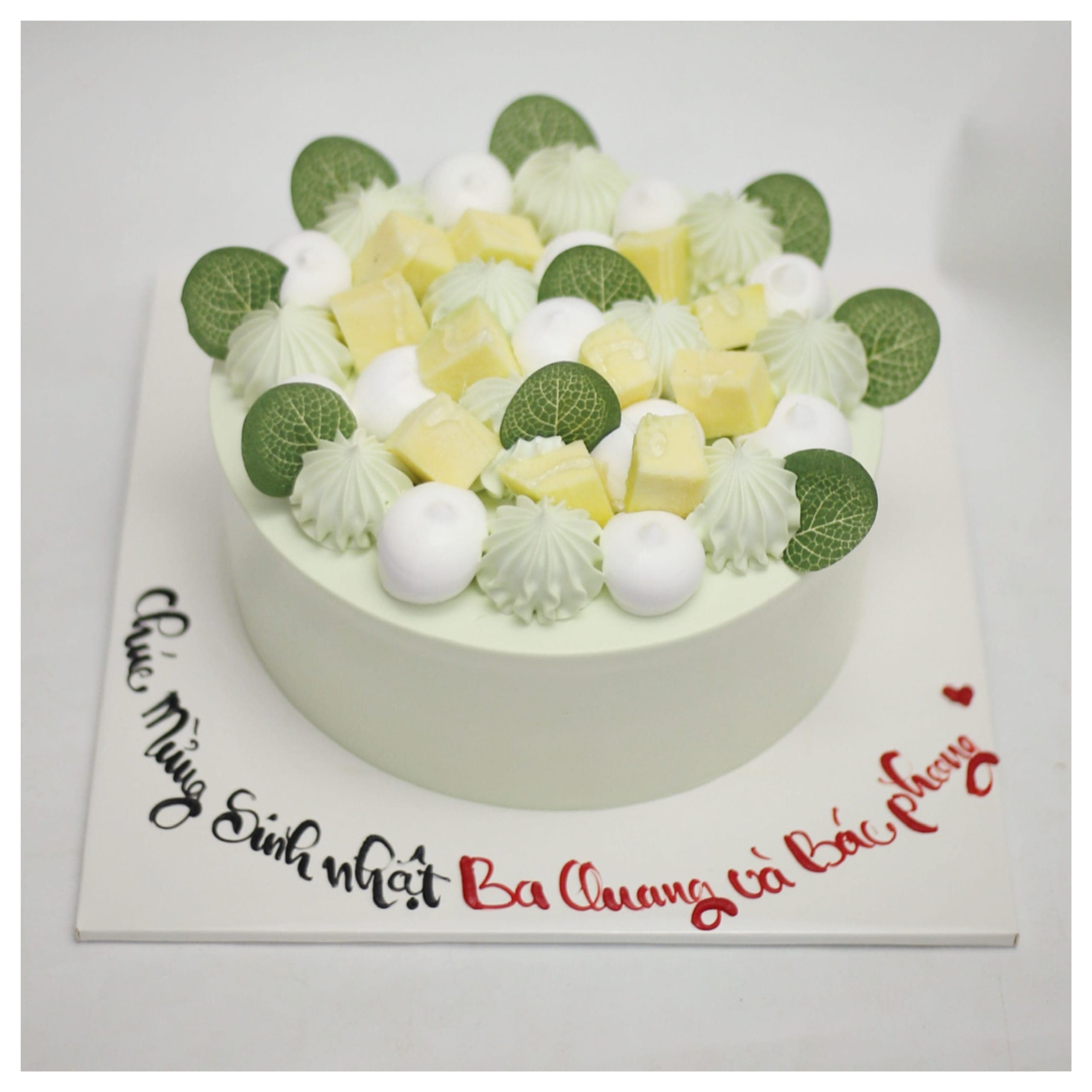 Bánh kem màu xanh pastel trang trí trái cây tươi