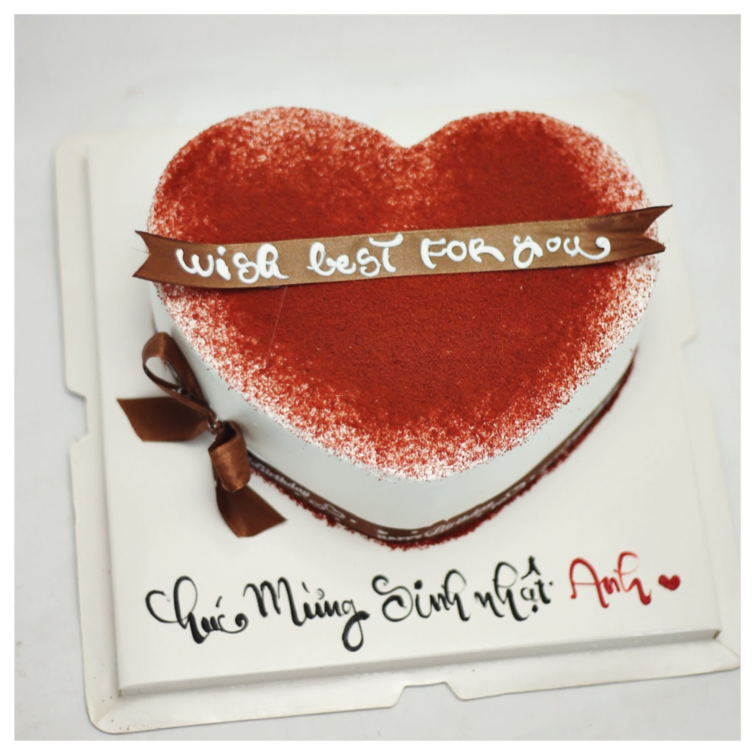 Bánh kem hình trái tim đỏ phủ bột nhung