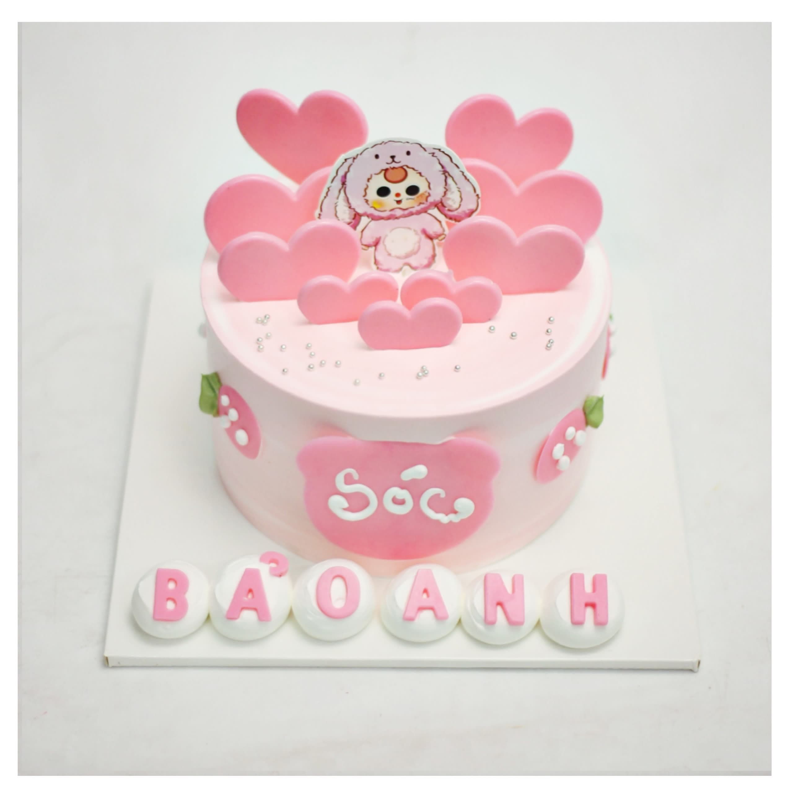 Bánh kem màu hồng hình trái tim cho bé gái