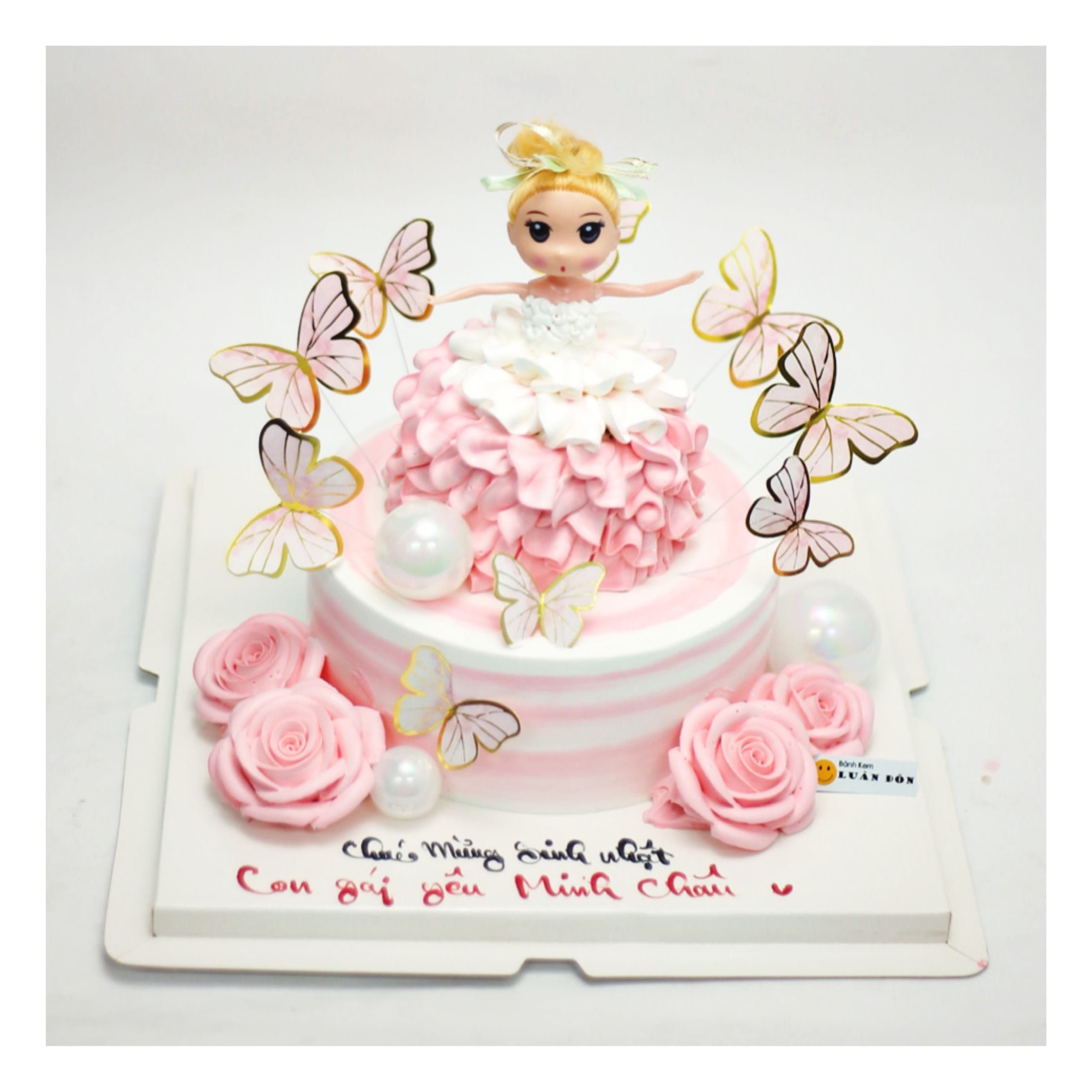 Bánh kem công chúa váy hồng cùng những chú bướm