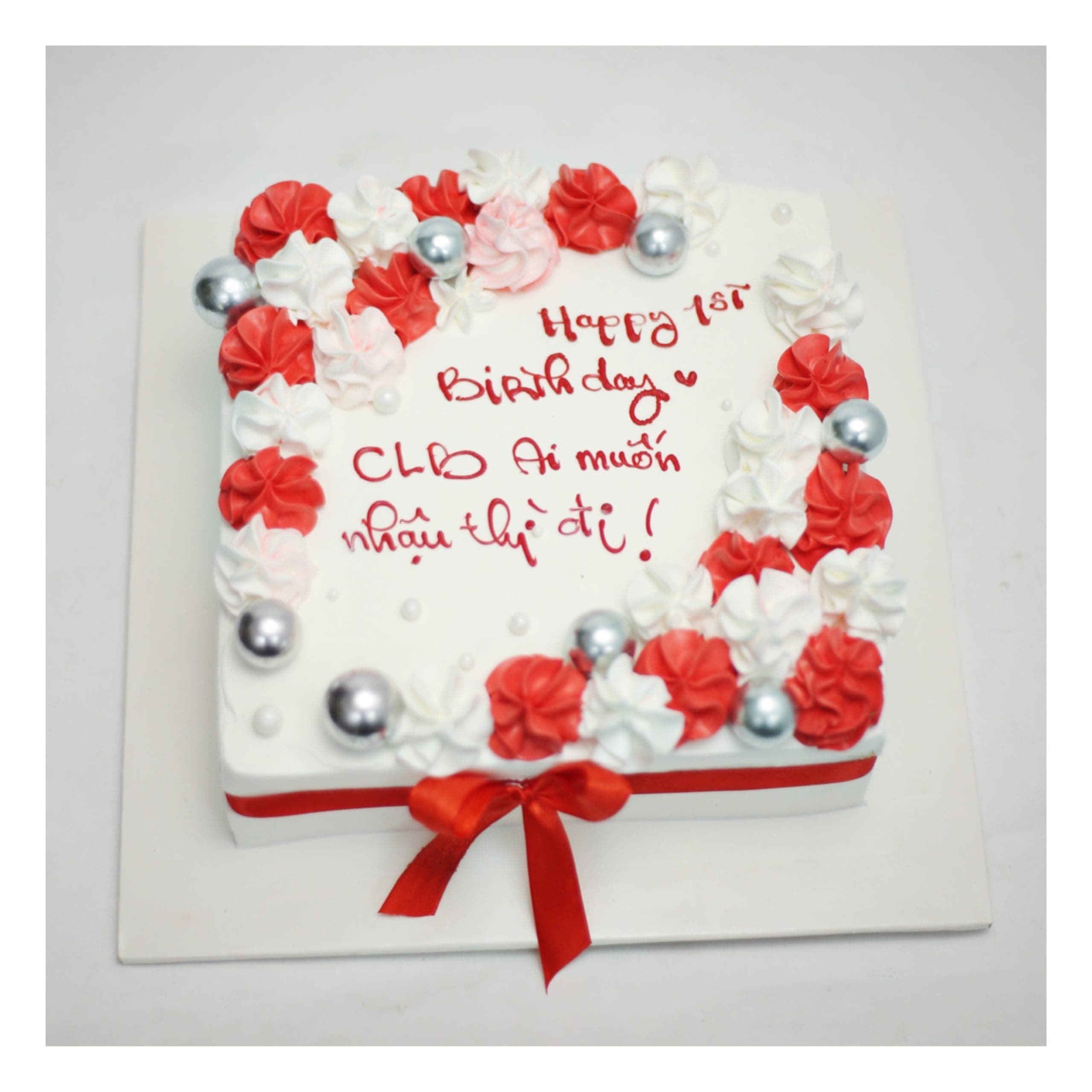 Bánh kem kỷ niệm đỏ trắng tinh tế