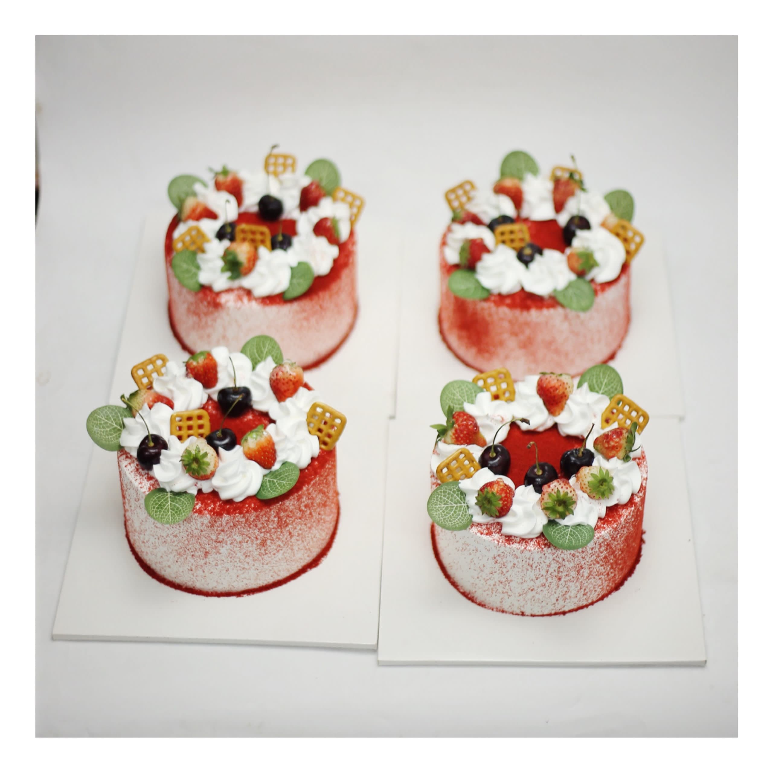 Bánh kem red velvet trang trí cherry