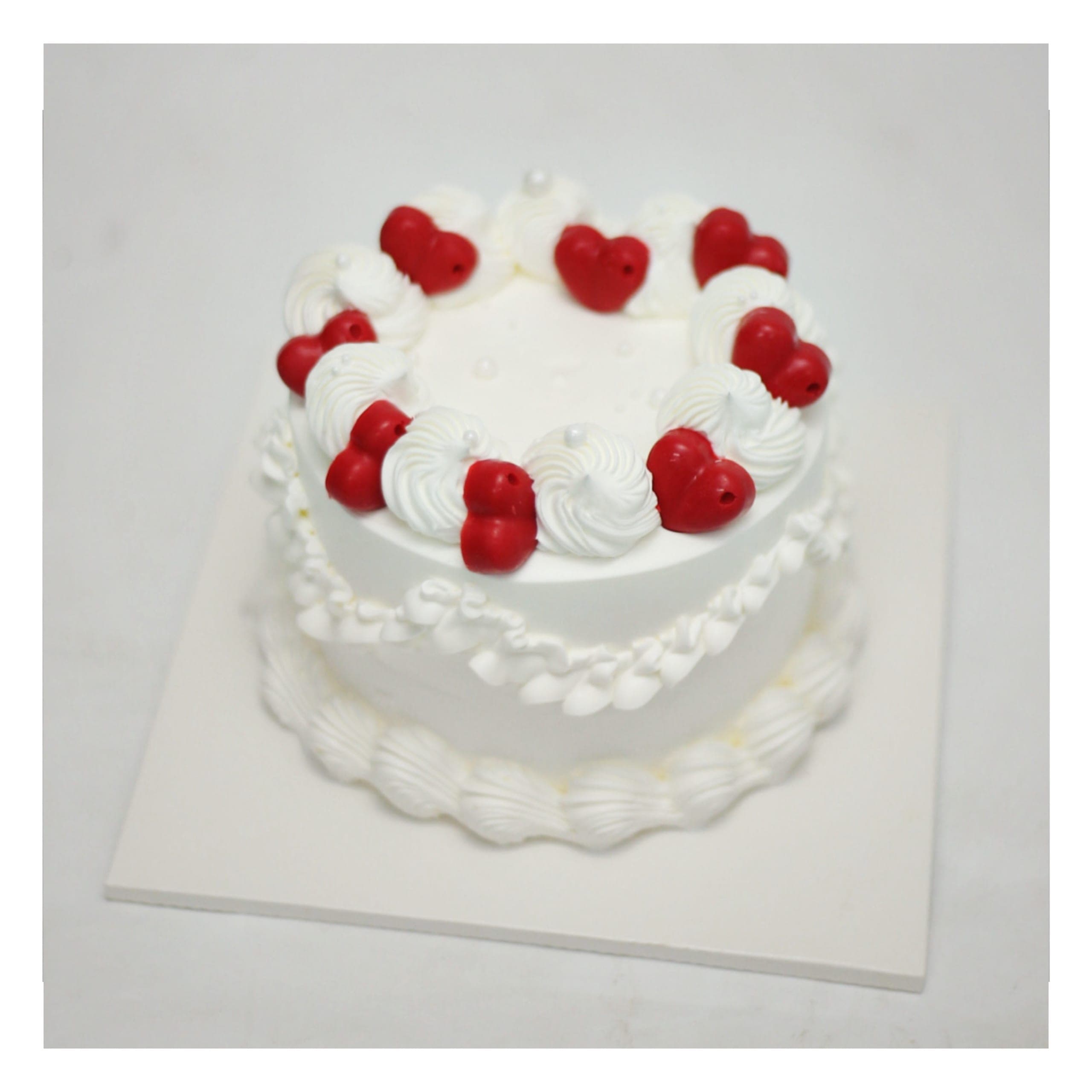 Bánh kem trái tim đỏ viền hoa kem