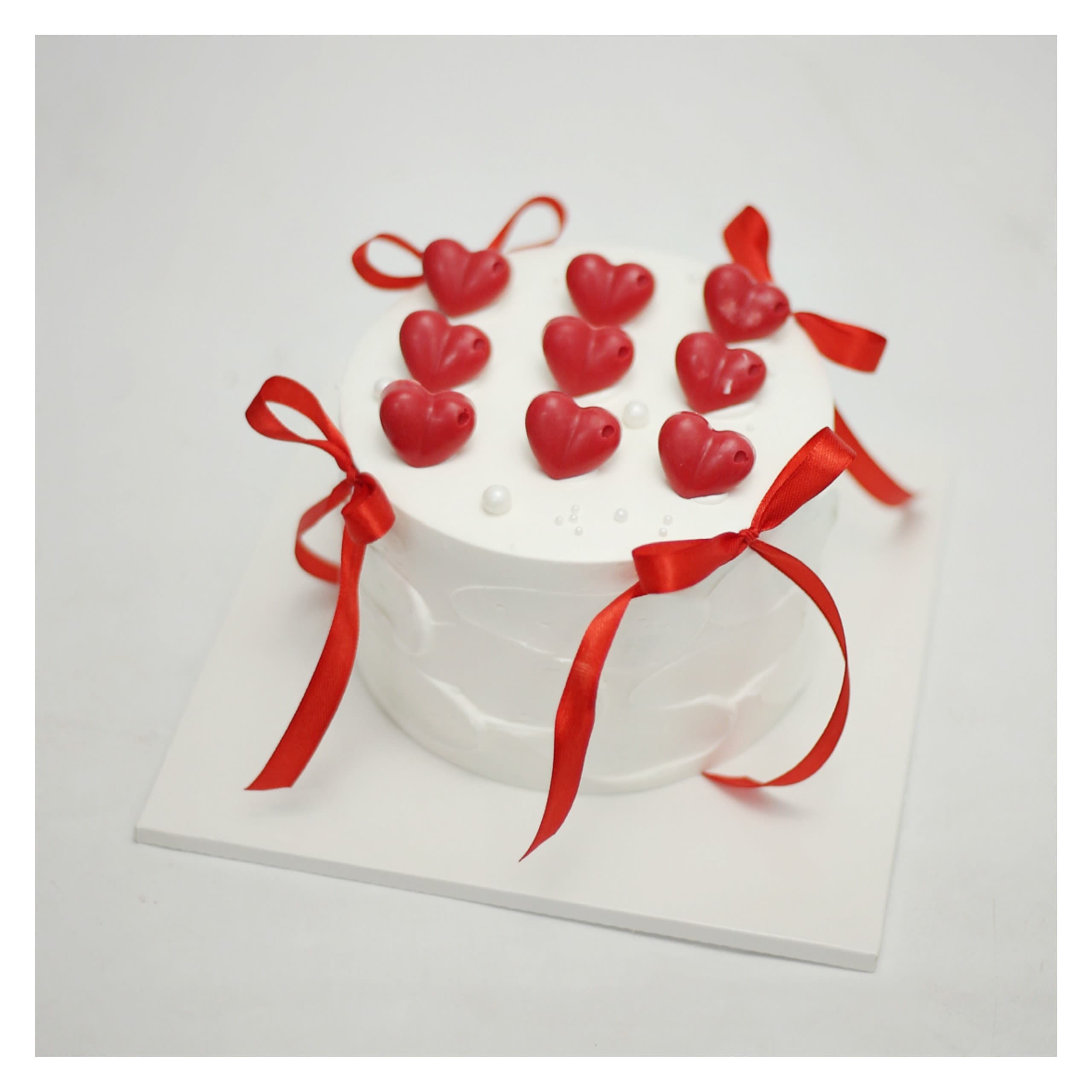 Bánh kem trái tim đỏ thắt nơ ruy băng