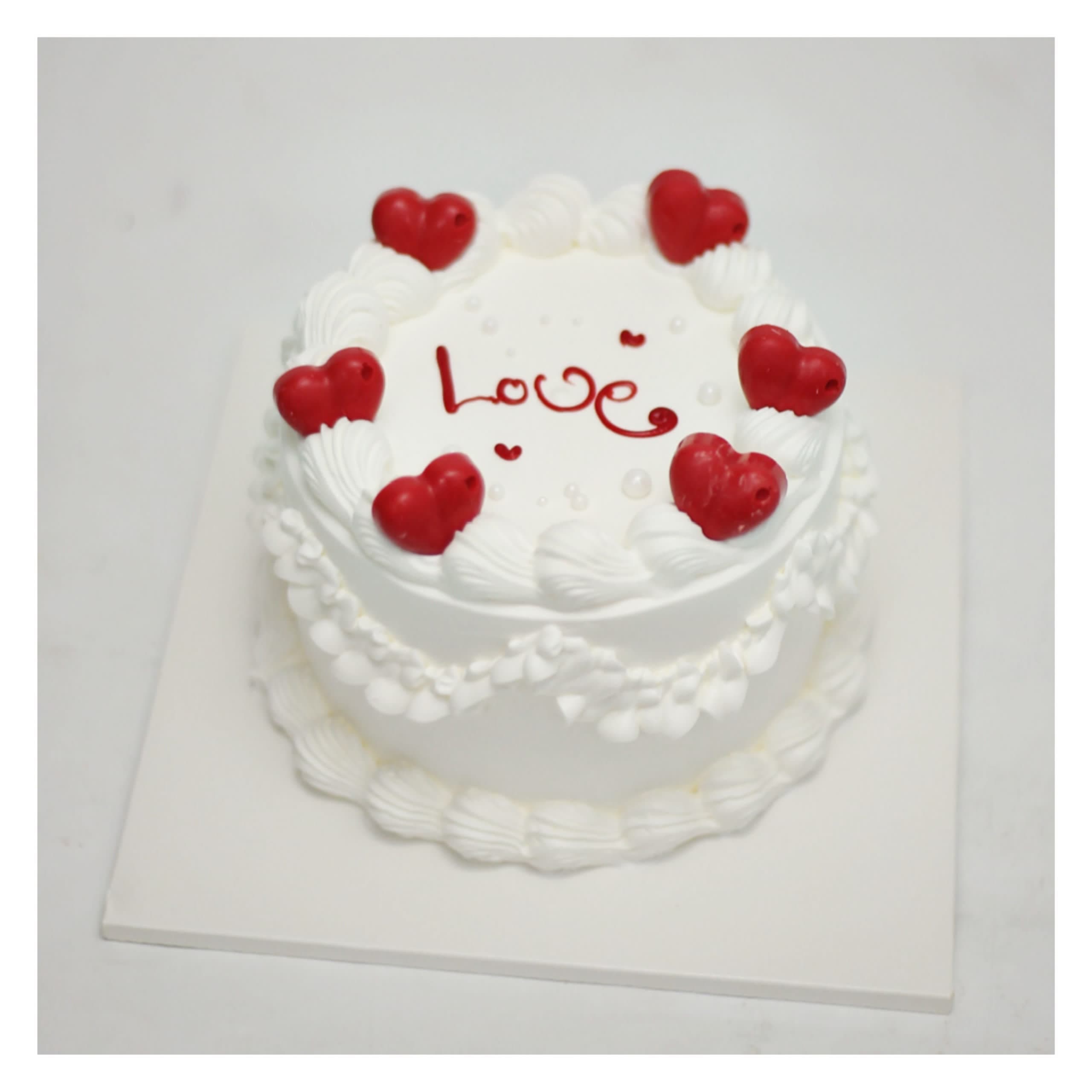 Bánh kem trắng chữ Love lãng mạn