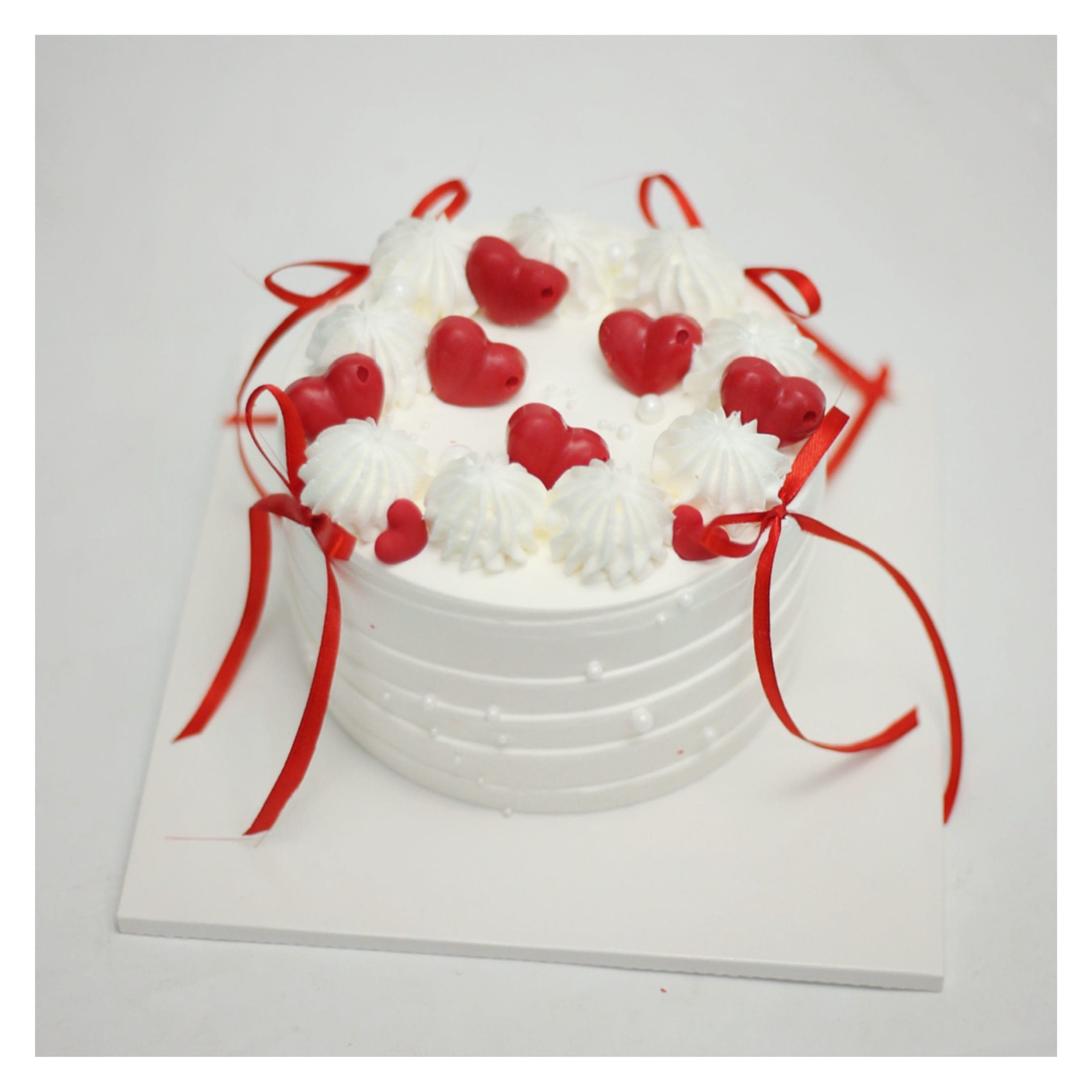 Bánh kem nơ đỏ đính trái tim ngọt ngào