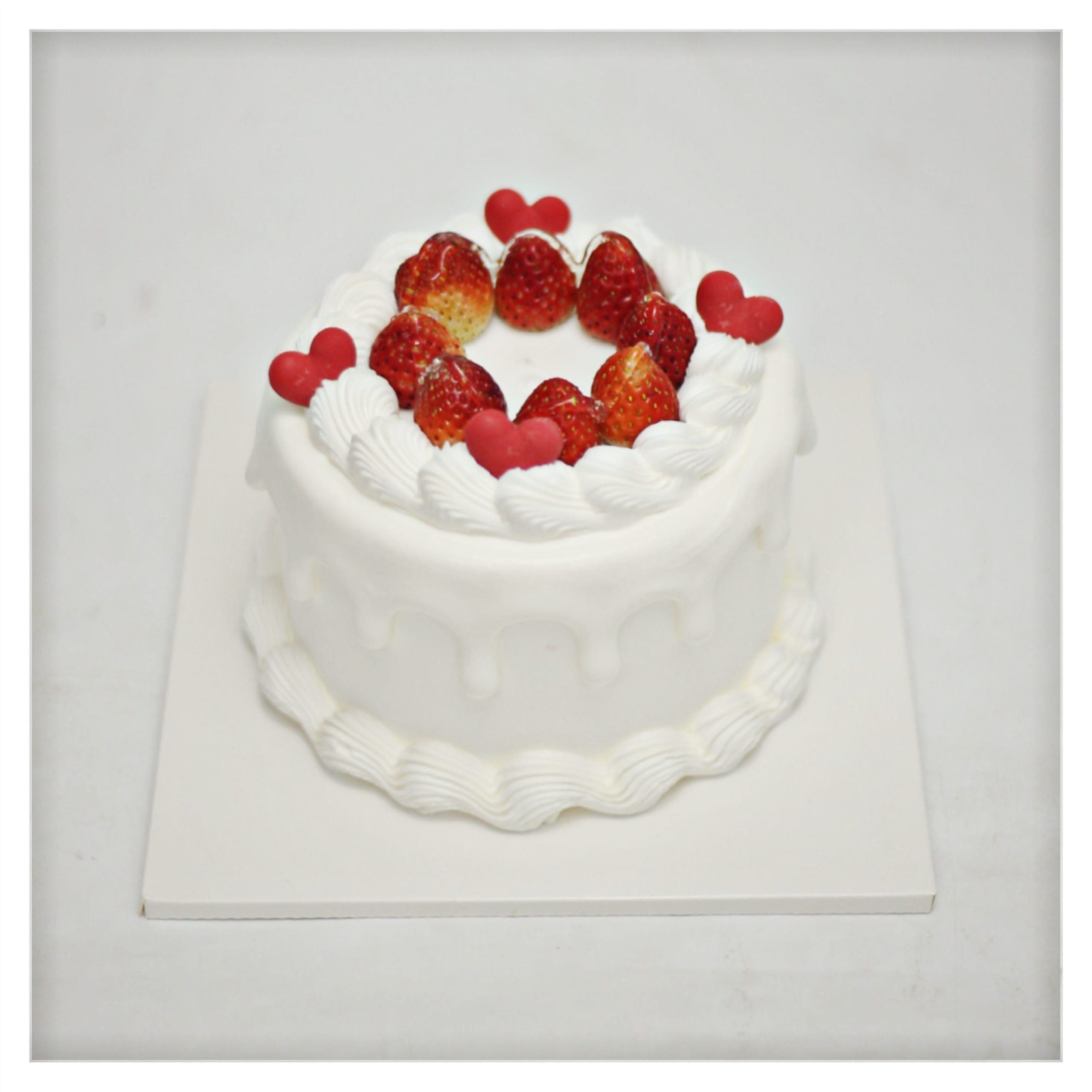 Bánh kem trắng trang trí dâu tây tươi