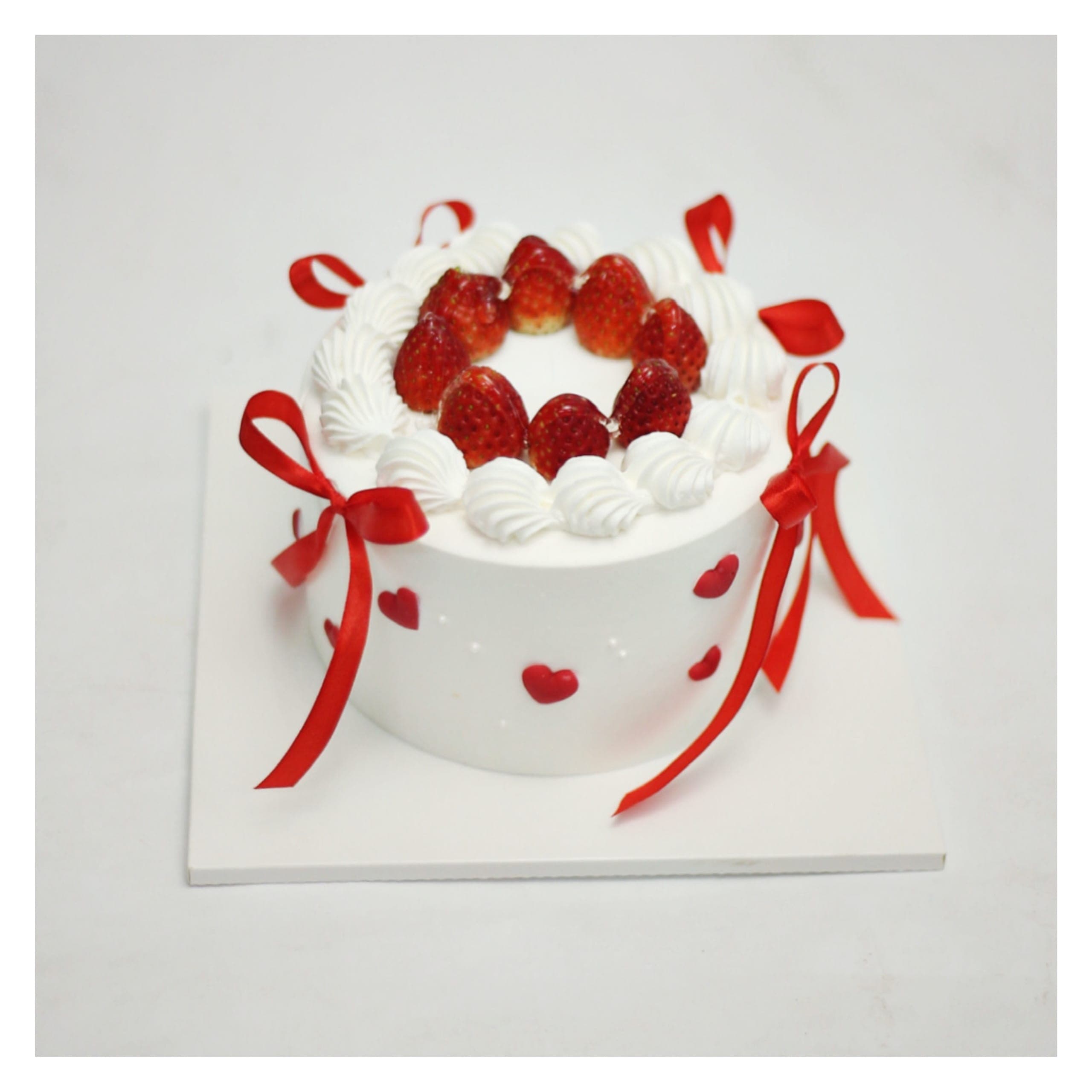 Bánh kem dâu tây kết hợp nơ đỏ