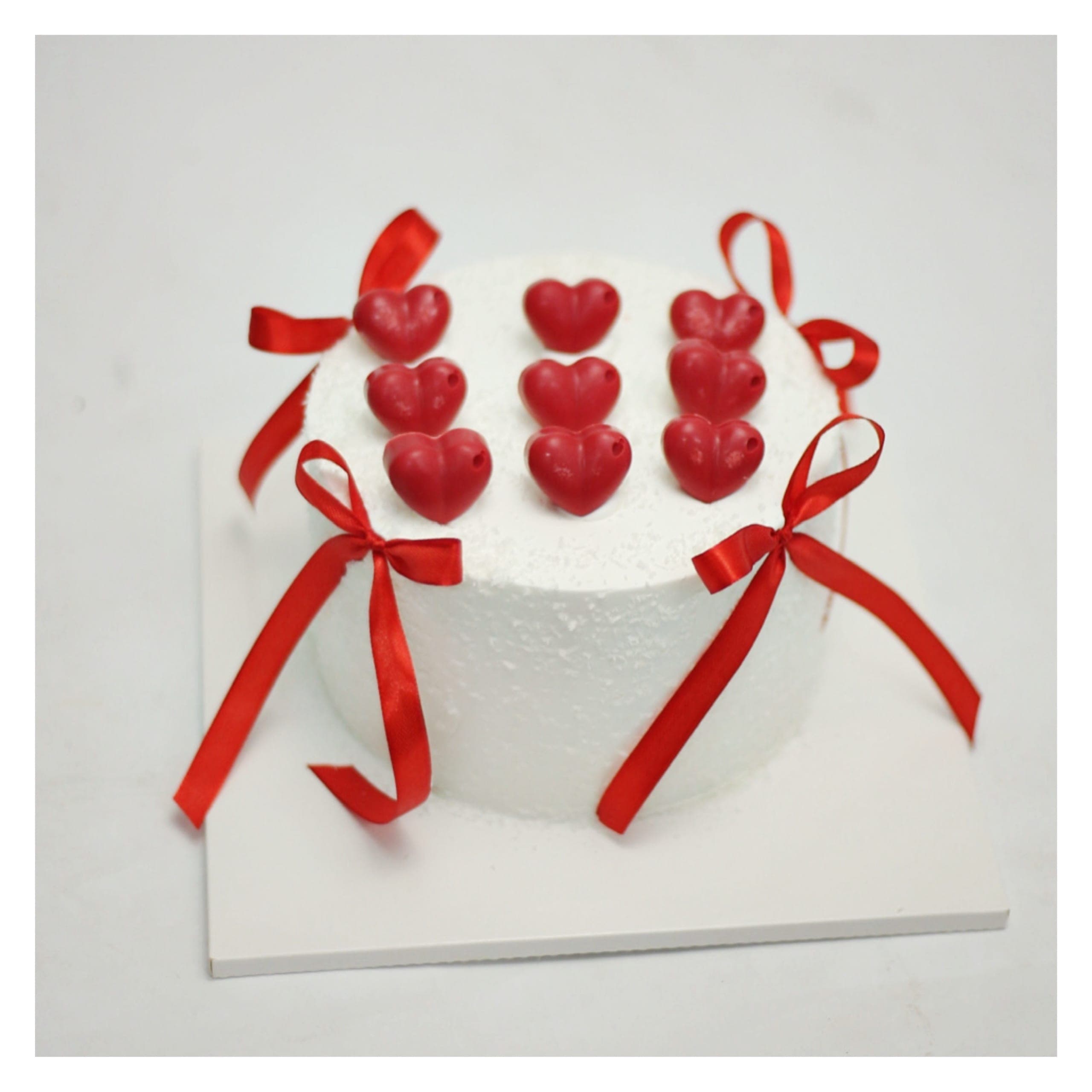 Bánh kem trắng ruy băng đỏ đơn giản