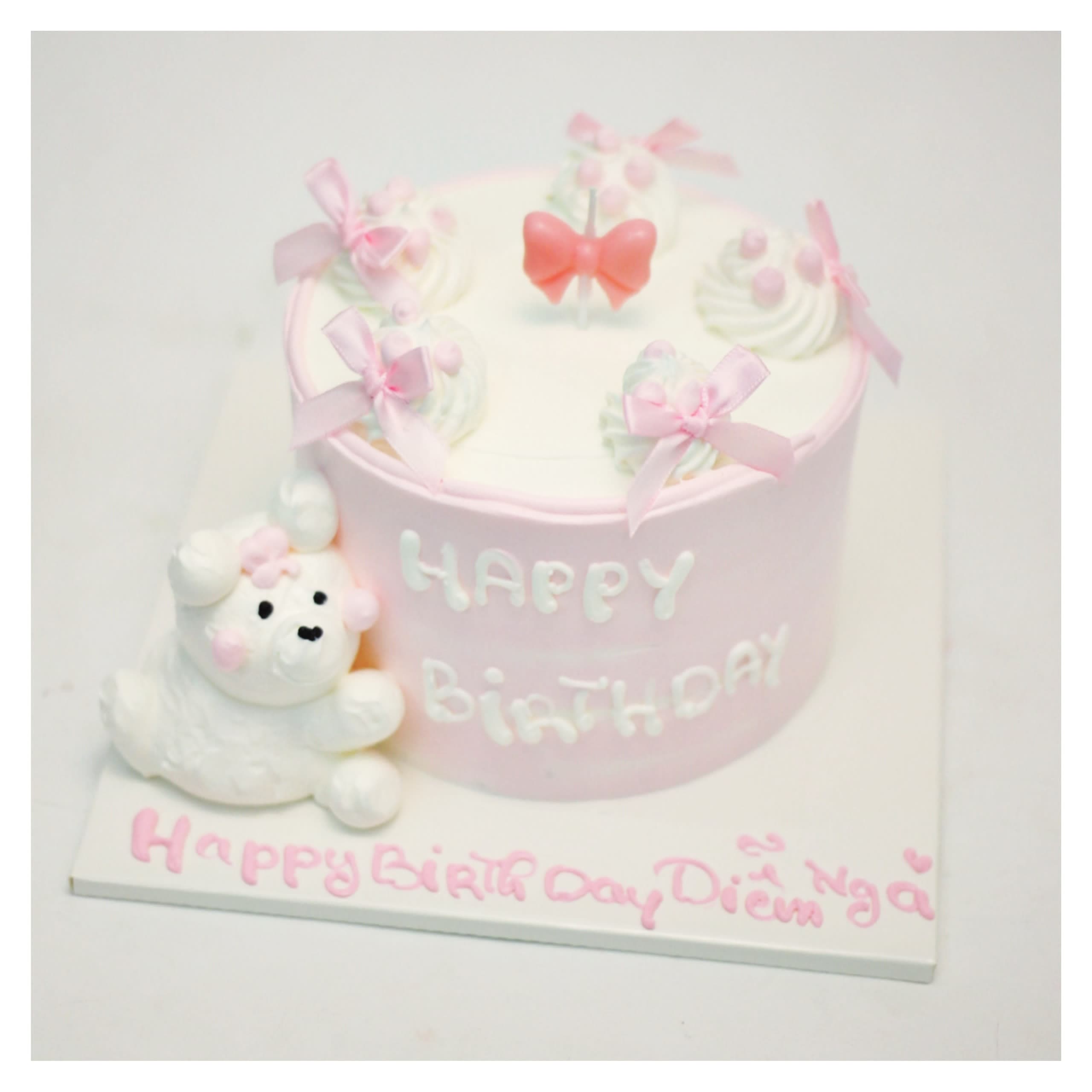 Bánh kem hồng ngọt ngào với chú gấu