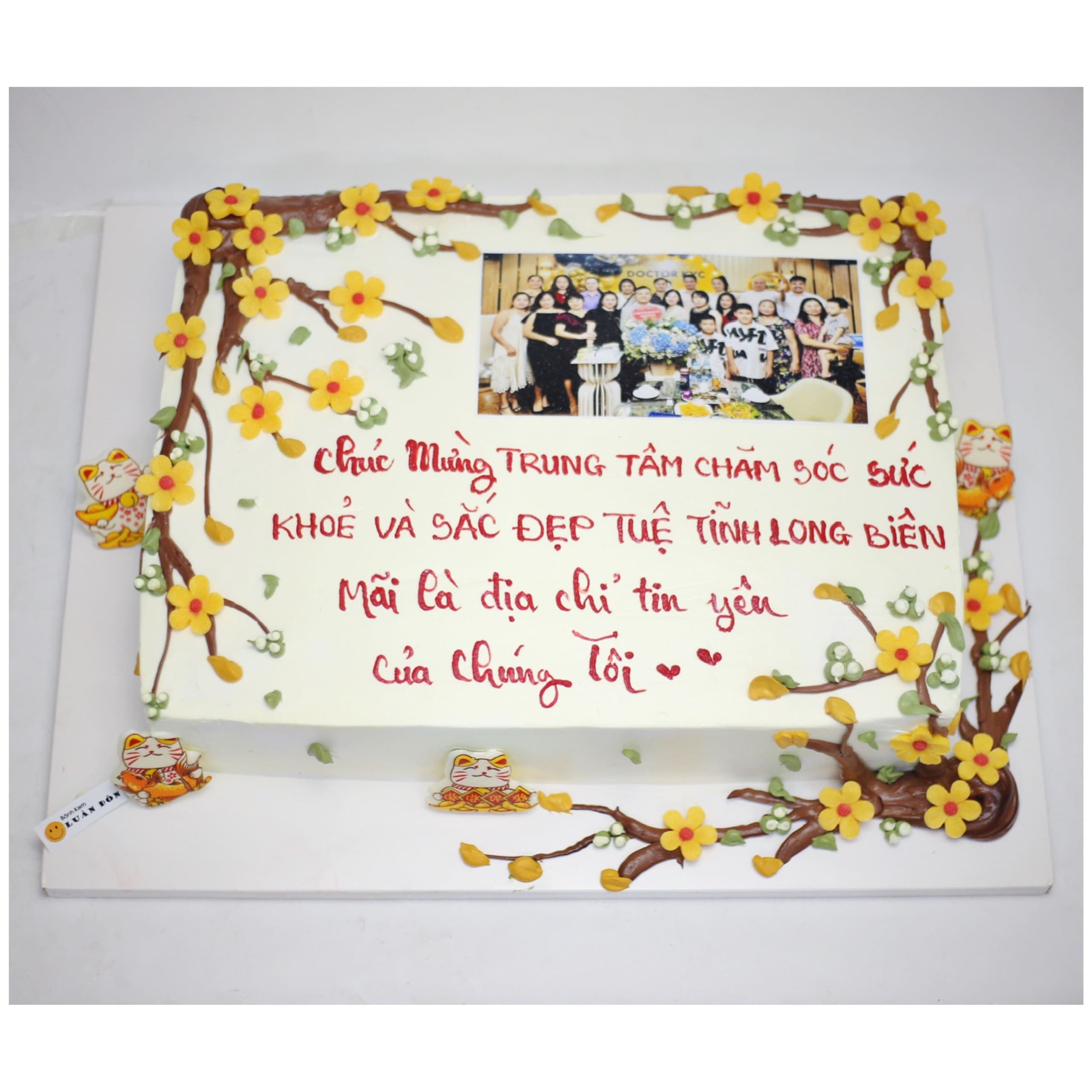 Bánh kem hình chữ nhật chúc mừng trung tâm