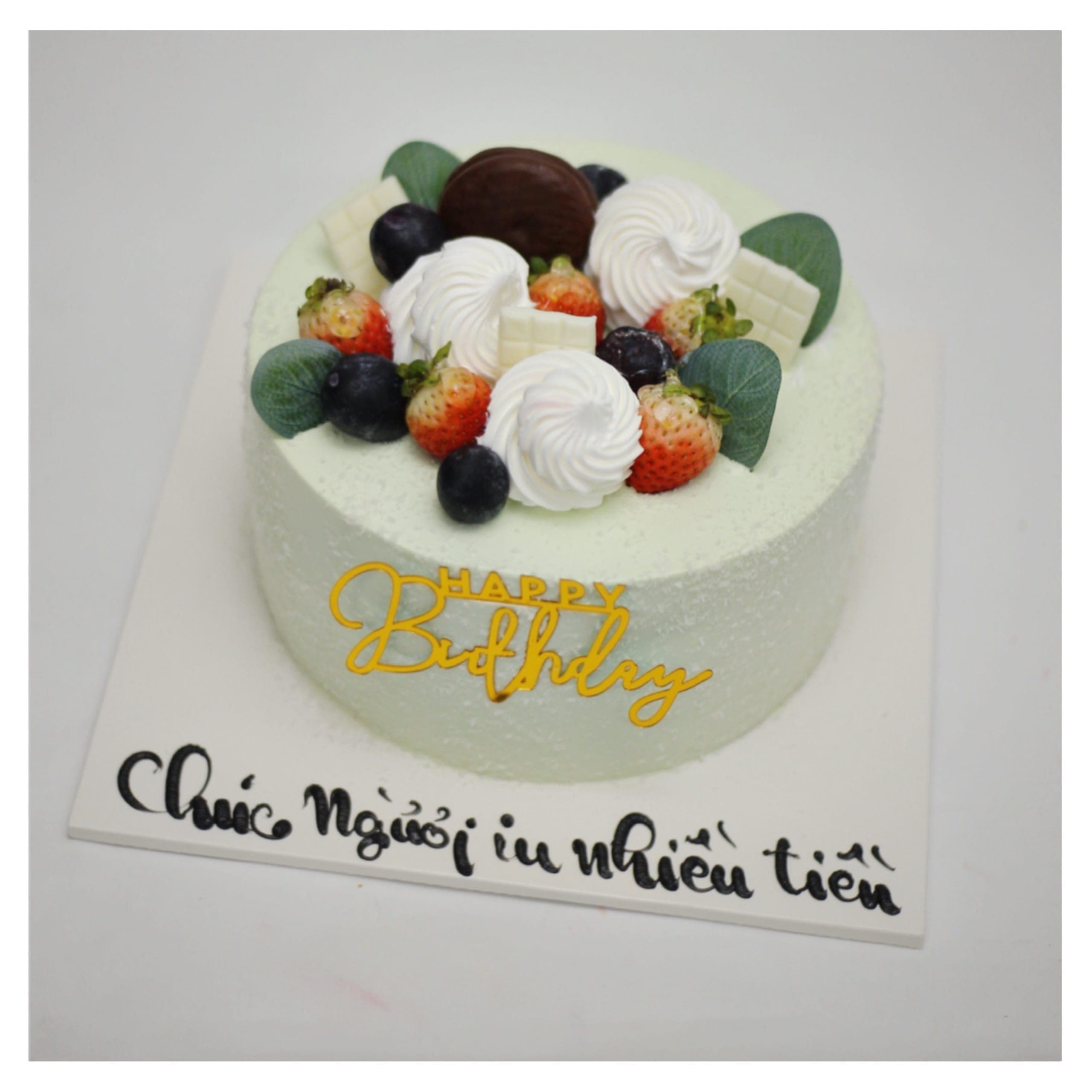 Bánh kem hoa quả tươi phủ kem xanh nhạt