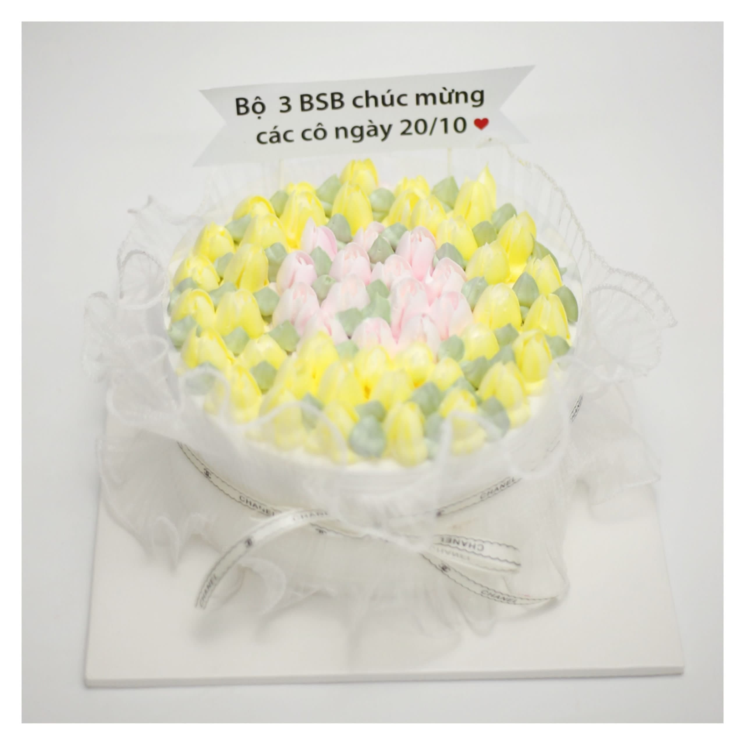 Bánh kem trang trí hoa kem vàng rực rỡ