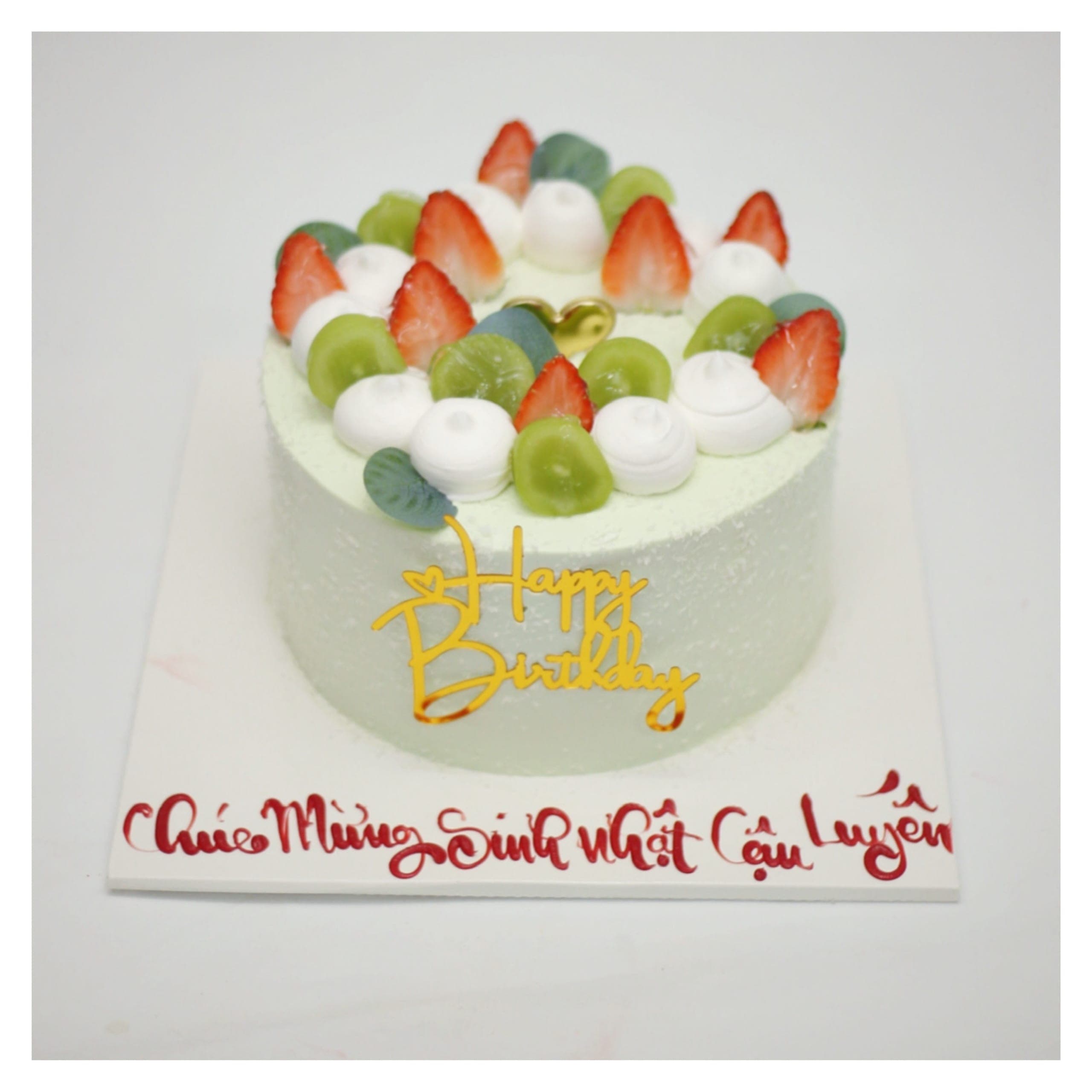 Bánh kem hoa quả dâu tây và nho xanh