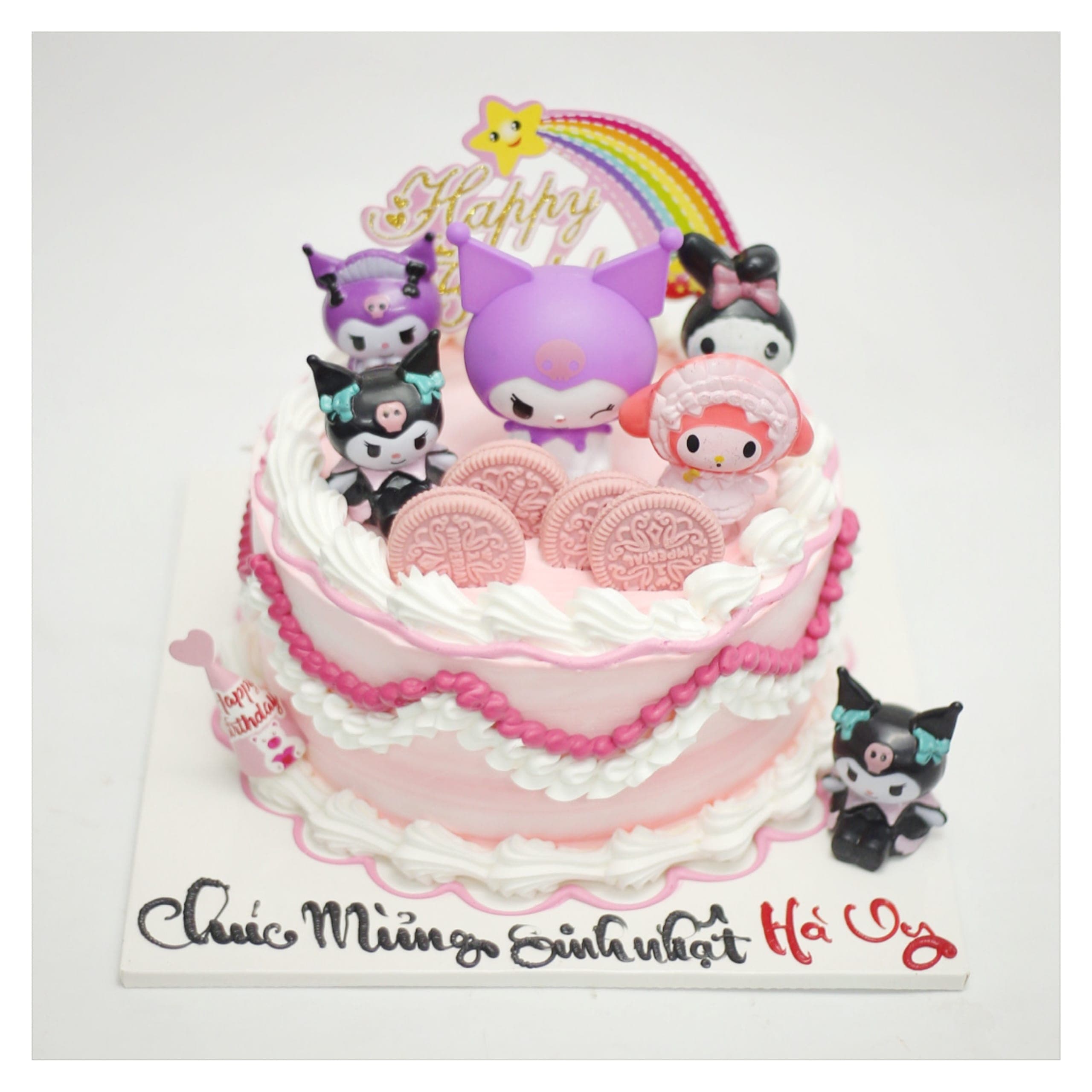 Bánh kem hồng trang trí nhiều mô hình Kuromi