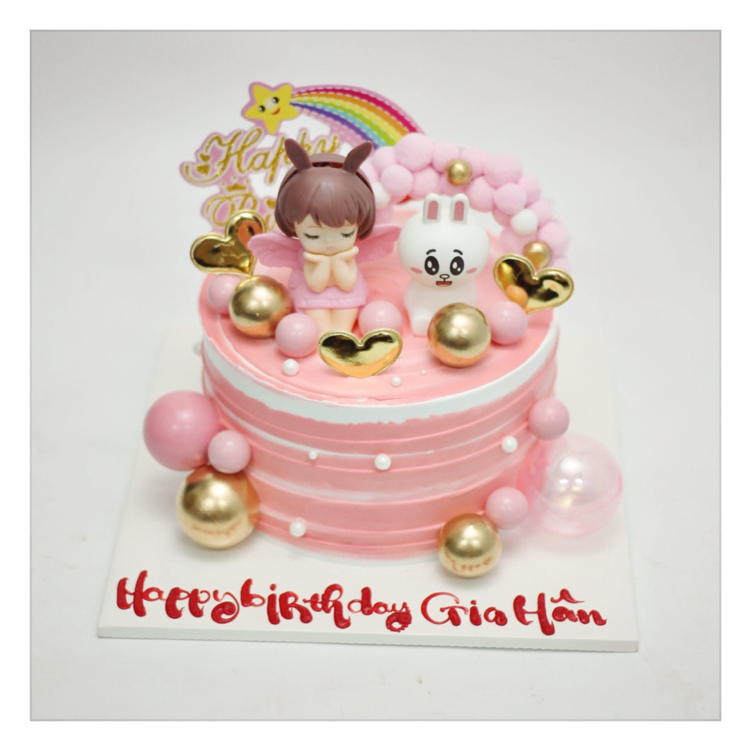 Bánh kem hồng trang trí búp bê và thỏ