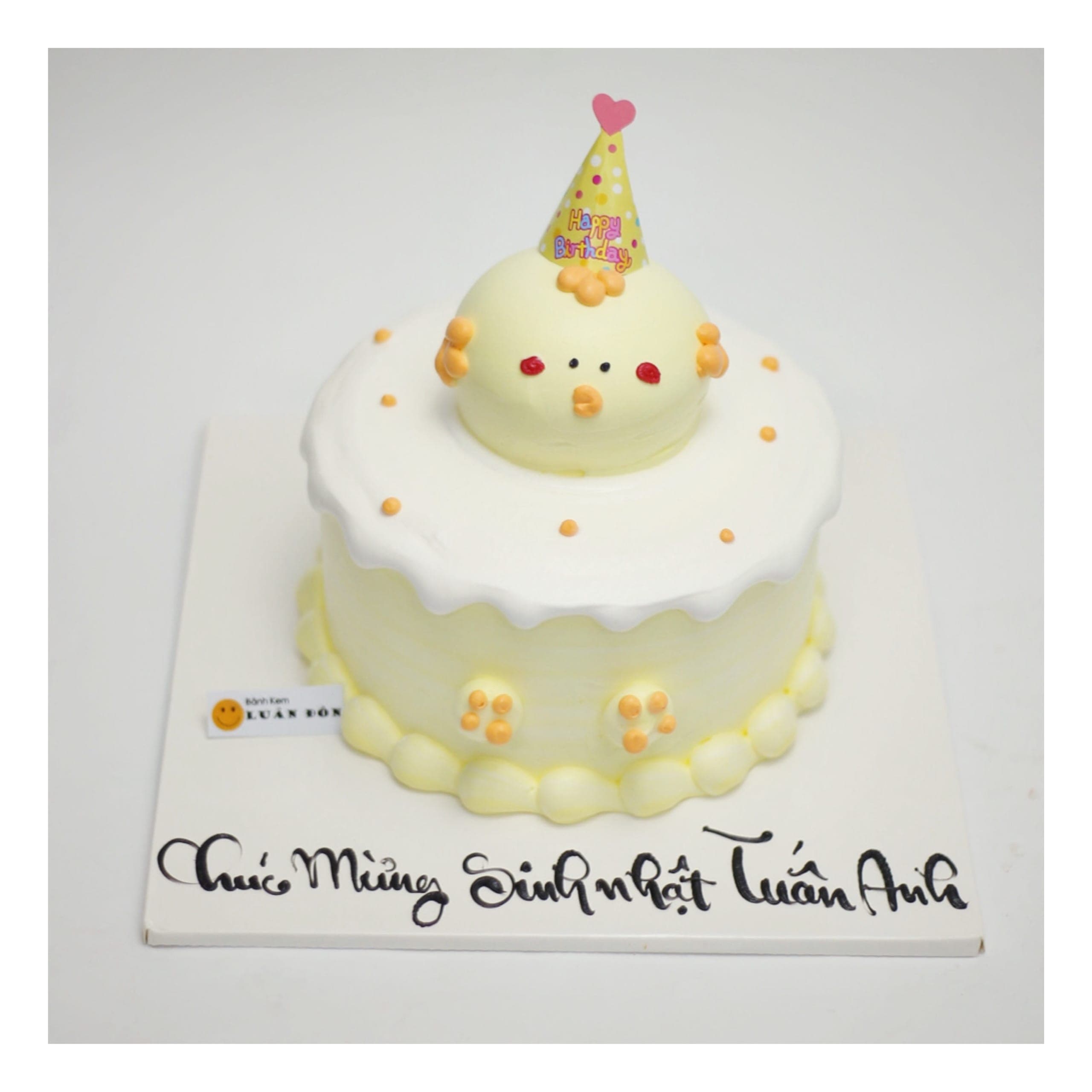 Bánh kem chú gà vàng đội nón sinh nhật