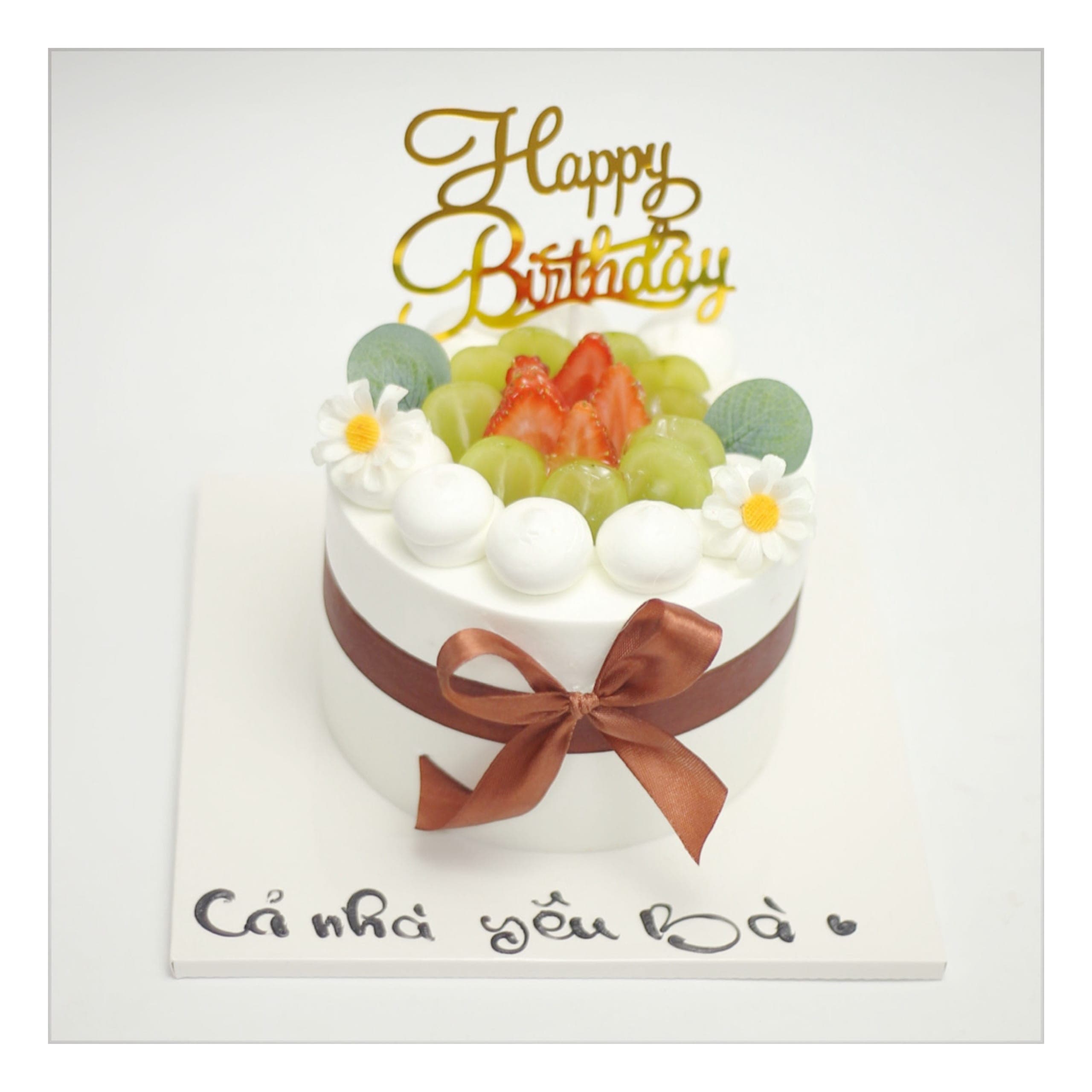 Bánh kem trắng trang trí trái cây tươi