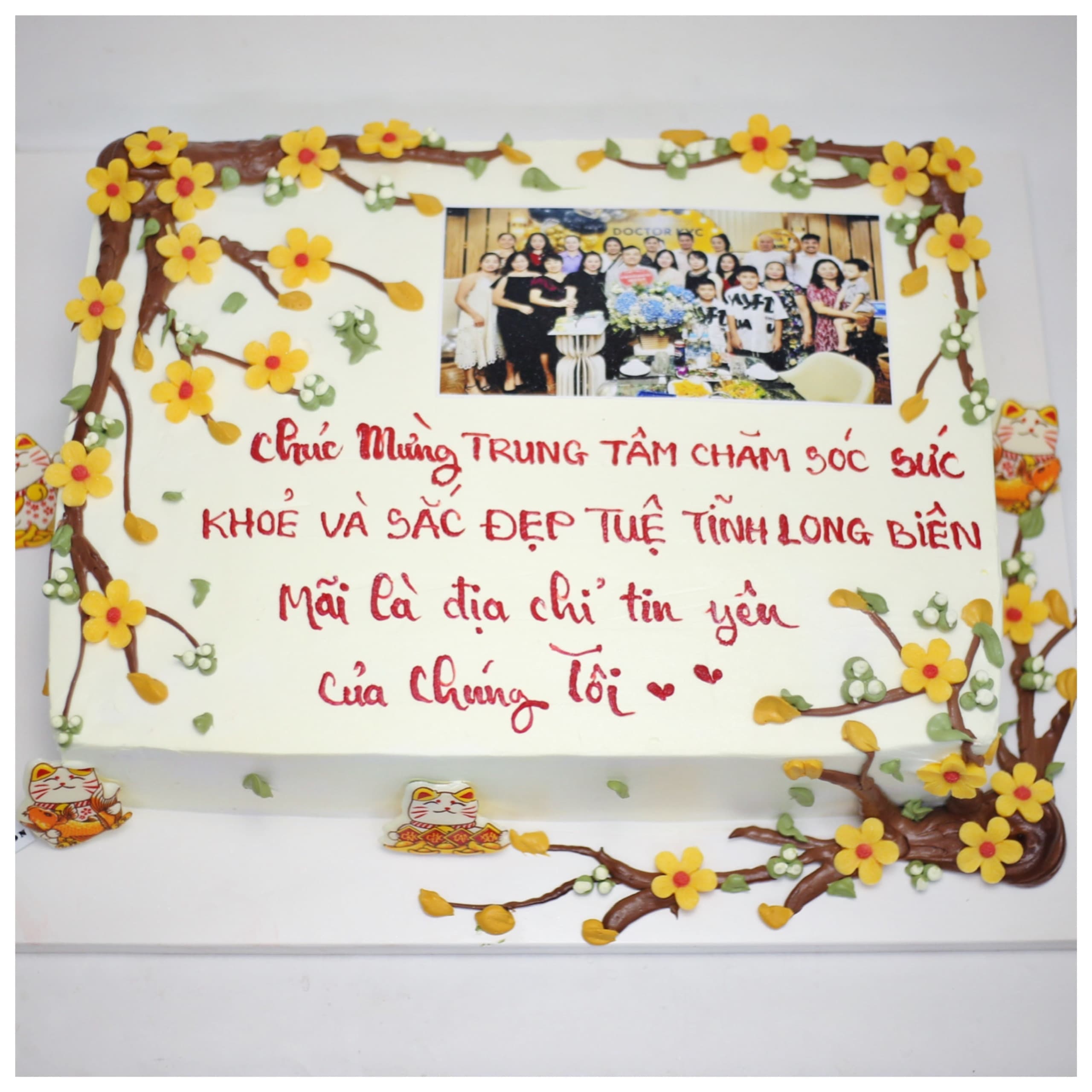 Bánh kem chúc mừng doanh nghiệp trang trí hoa